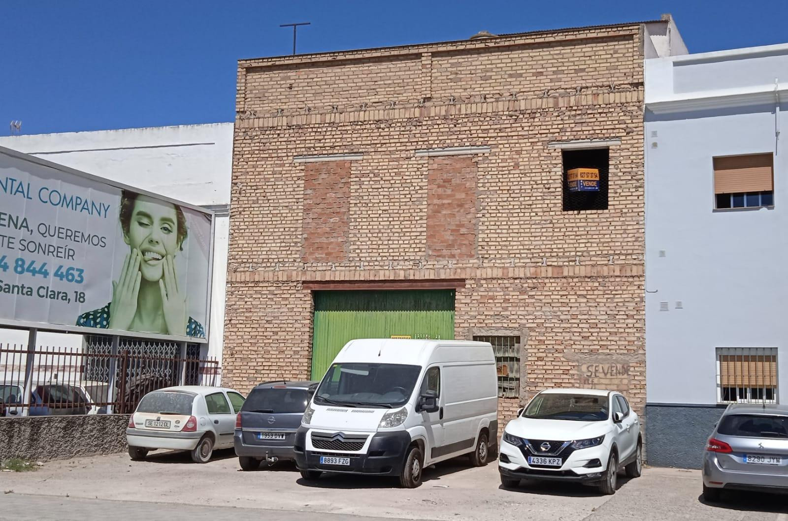 Edificio en venta en Marchena para local y dos viviendas. - foto 2