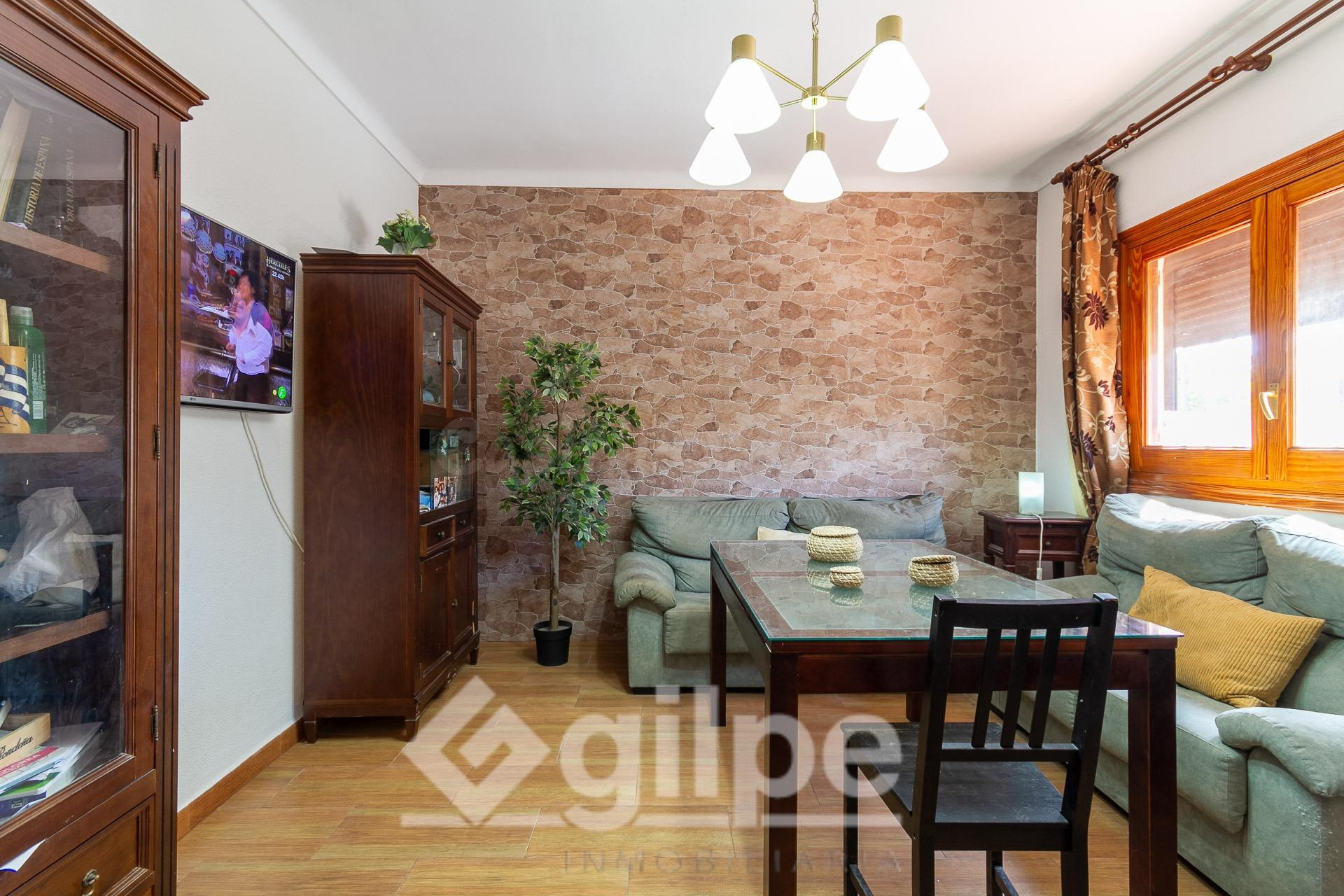 CASA CON COCHERA EN UNA ESTUPENDA ZONA DE MARCHENA