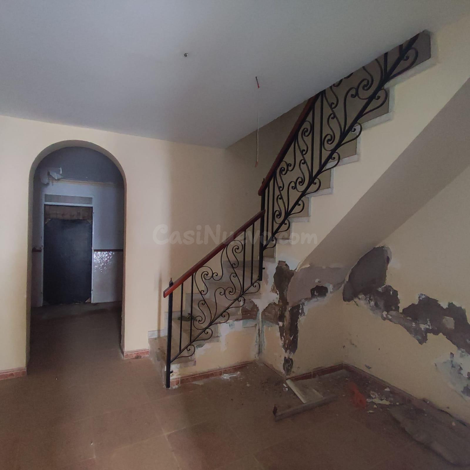 CASA EN LA PUEBLA DE CAZALLA PARA REFORMAR - foto 2