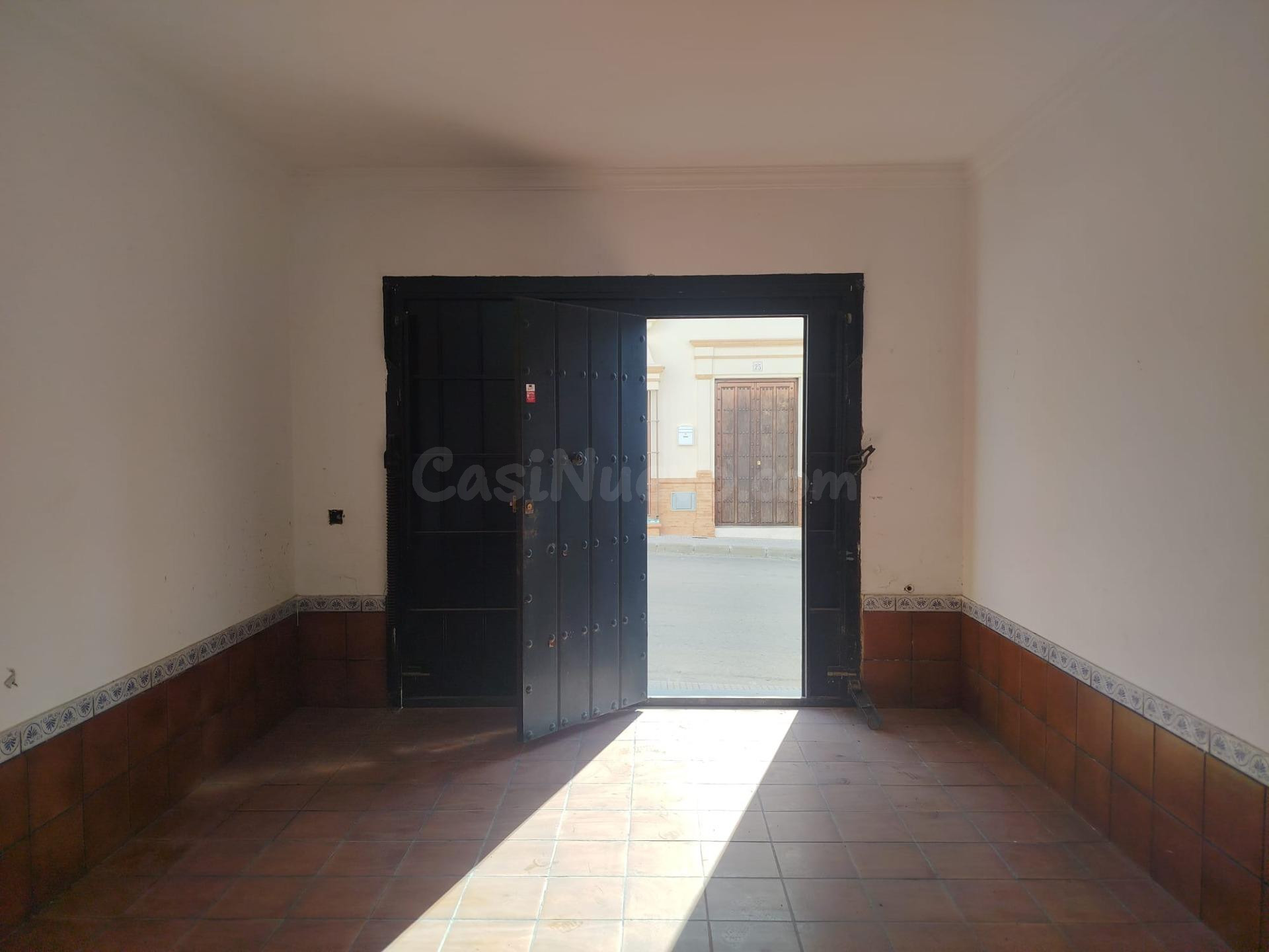 CASA EN LA PUEBLA DE CAZALLA A MUY BUEN PRECIO Y EN BUENA ZO - foto 2