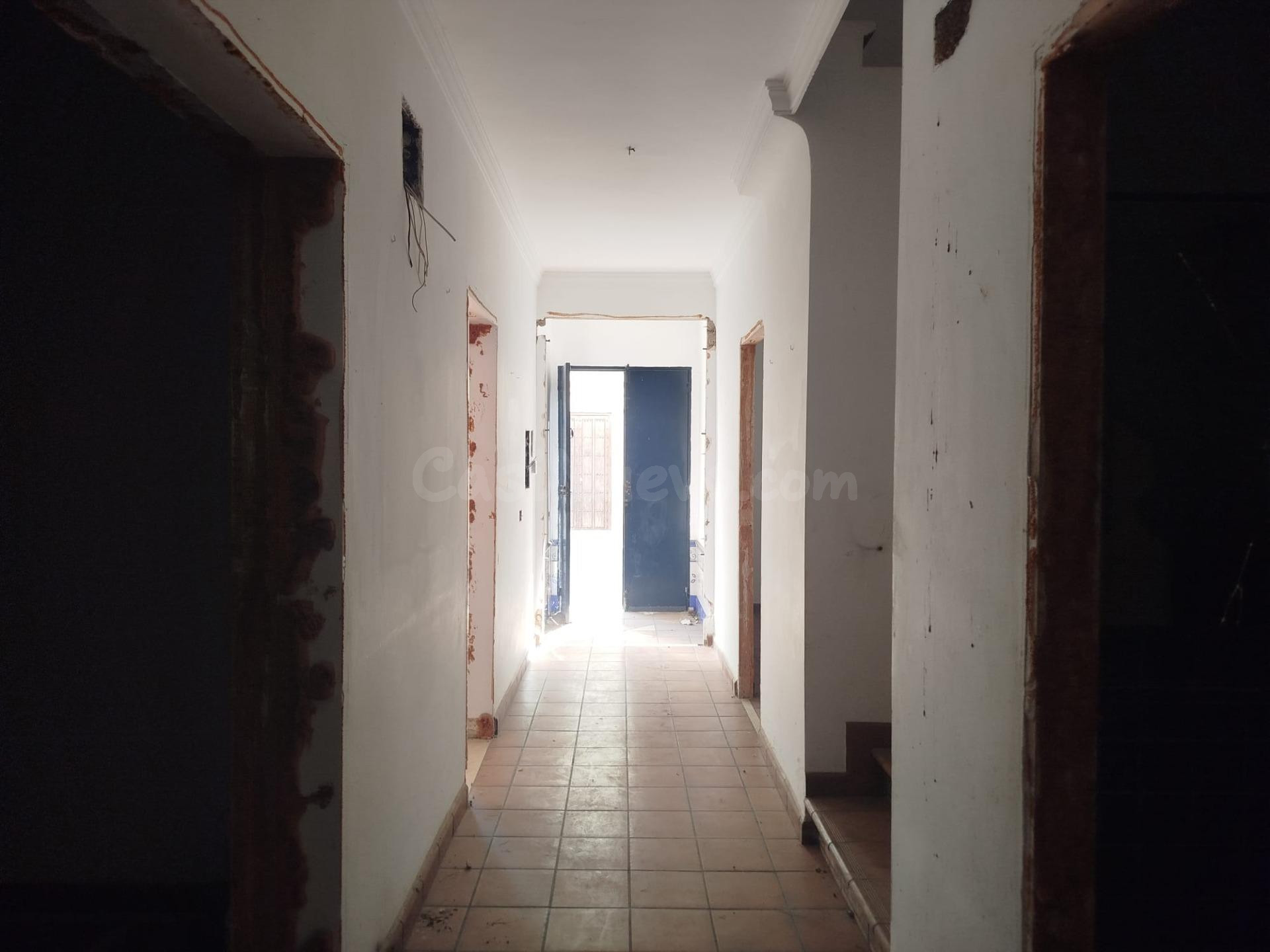 CASA EN LA PUEBLA DE CAZALLA A MUY BUEN PRECIO Y EN BUENA ZO - foto 4