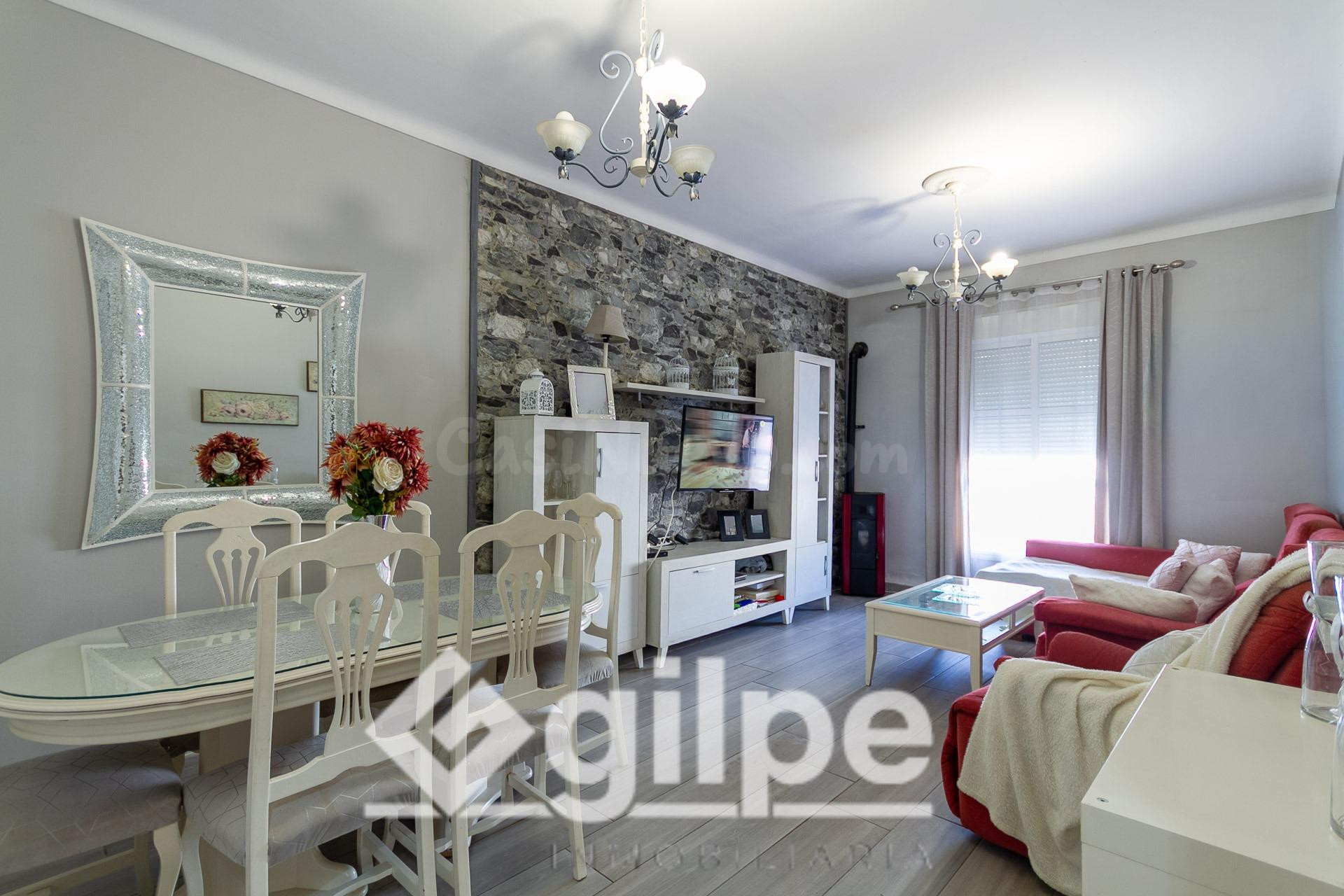 CASA EN VENTA EN MARCHENA CON COCHERA.