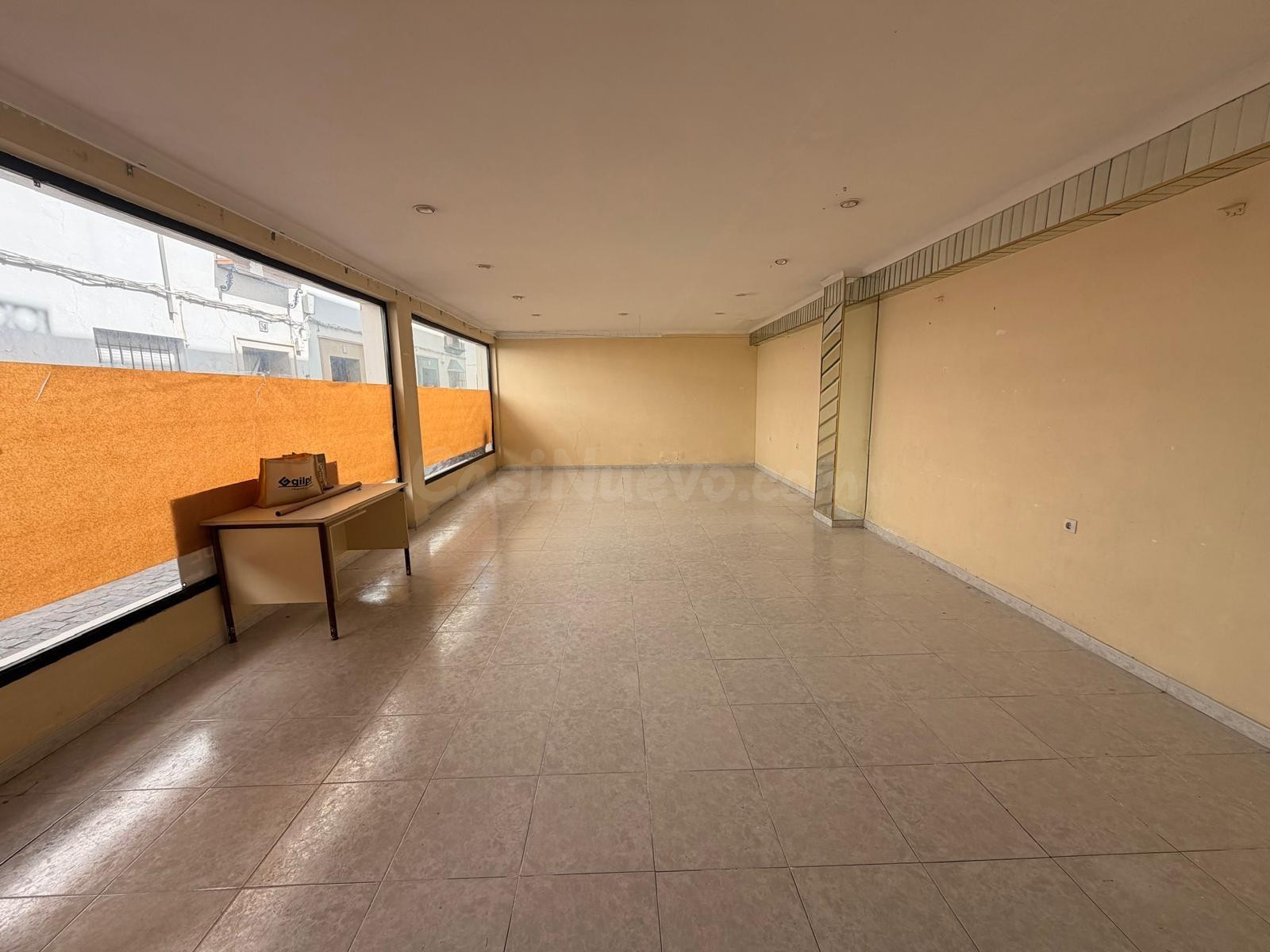 Local / Almacen estupendo para abrir un negocio . - foto 4