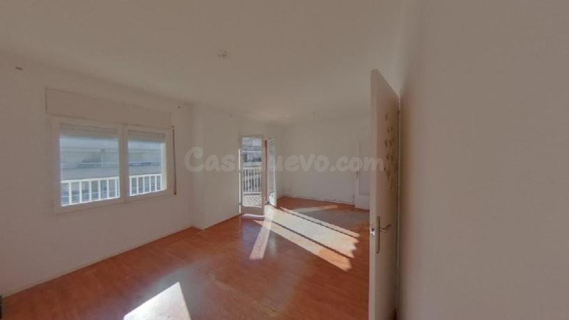 Piso de cuatro habitaciones con parking. Sin ascensor. - foto 2