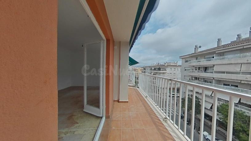 Piso de cuatro habitaciones con parking. Sin ascensor. - foto 3