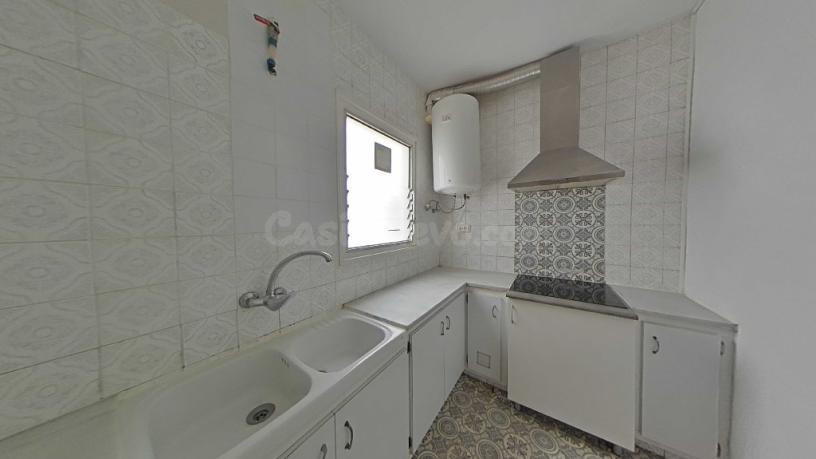 Piso de cuatro habitaciones con parking. Sin ascensor. - foto 4