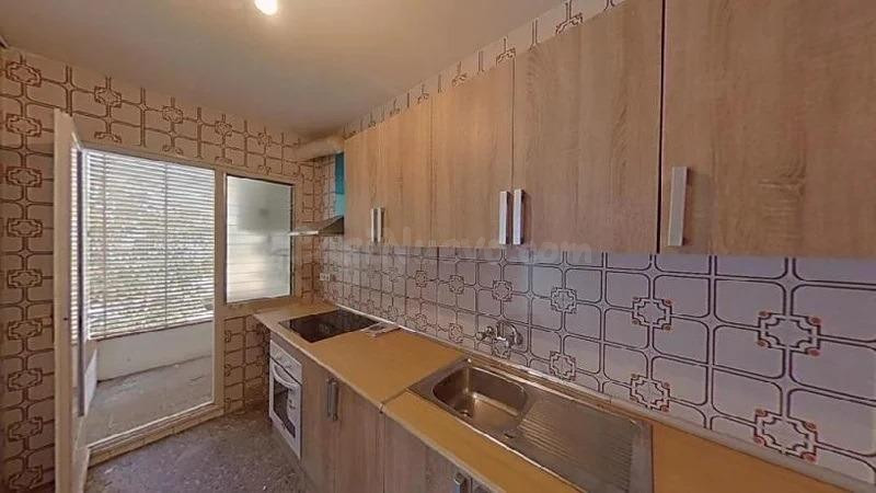 Piso alquilado de tres habitaciones.