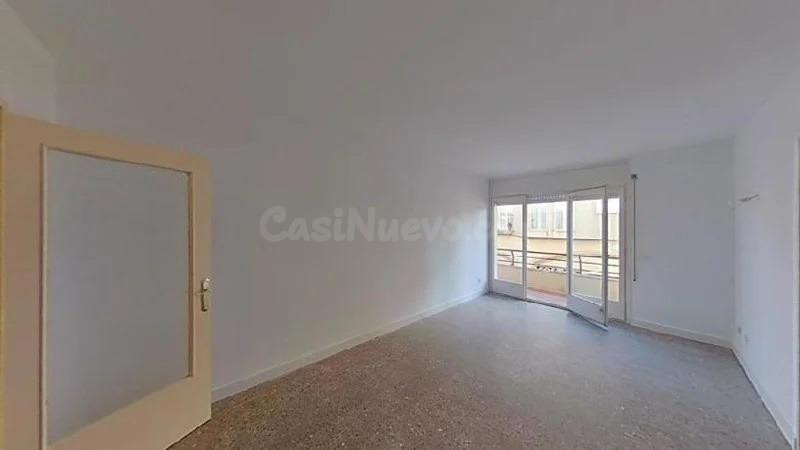 Piso alquilado de tres habitaciones. - foto 2