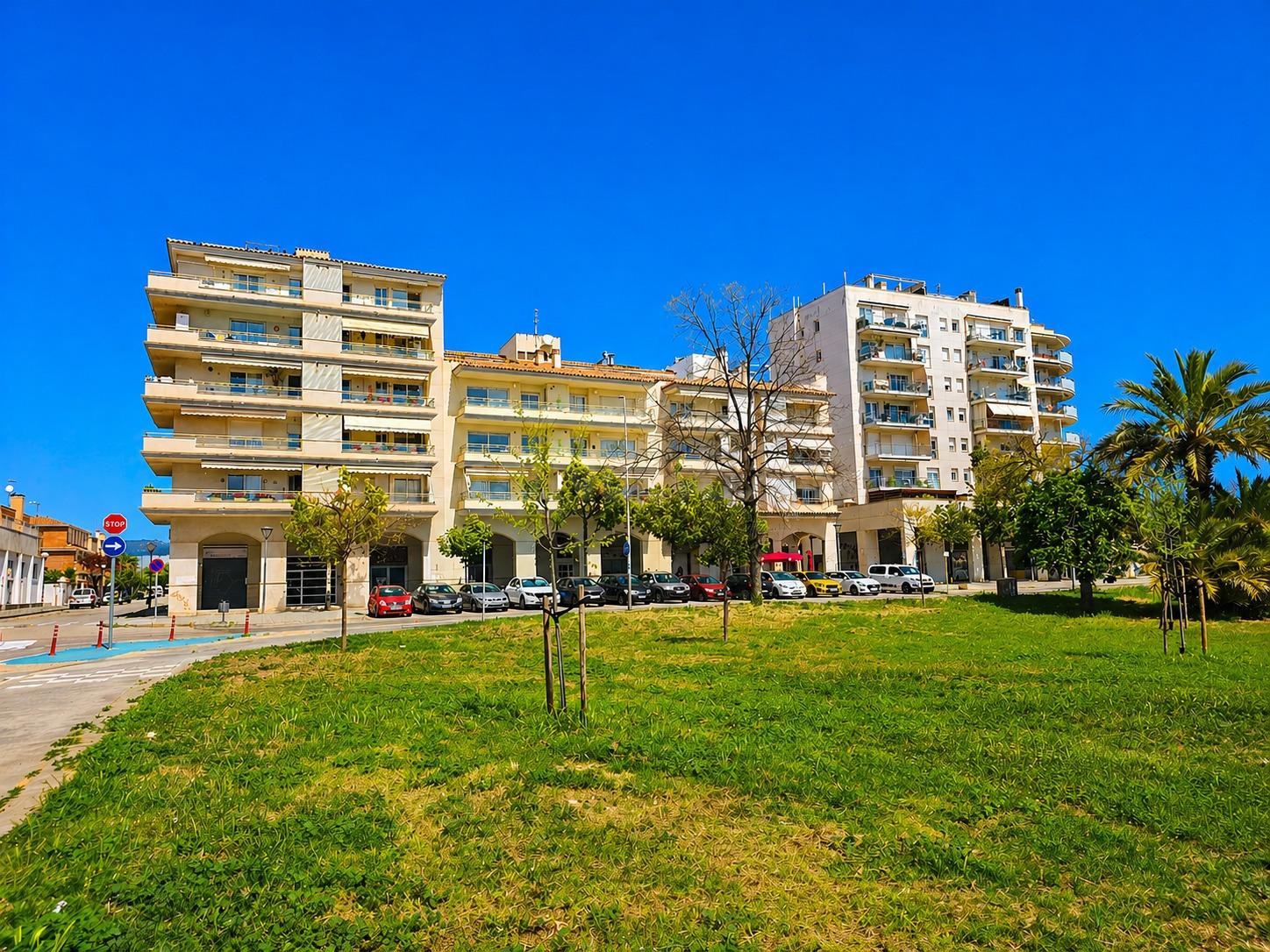 TU ÁTICO CON VISTAS + PLAZA DE PARKING EN EL MISMO EDIFICIO  - foto 2