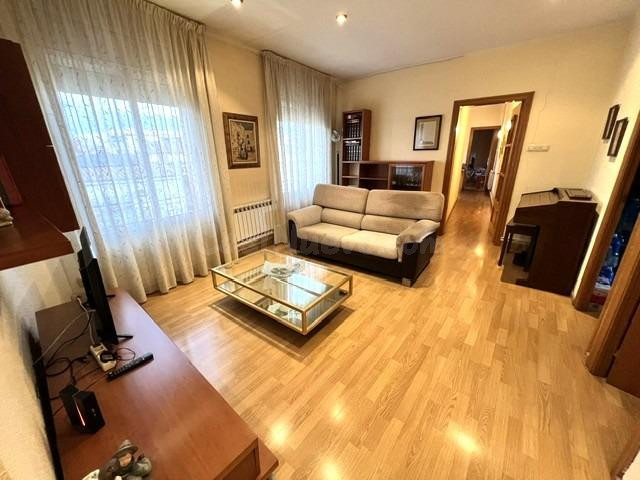 Piso de 5 habitaciones, y balcón en la zona más exclusiva de - foto 2