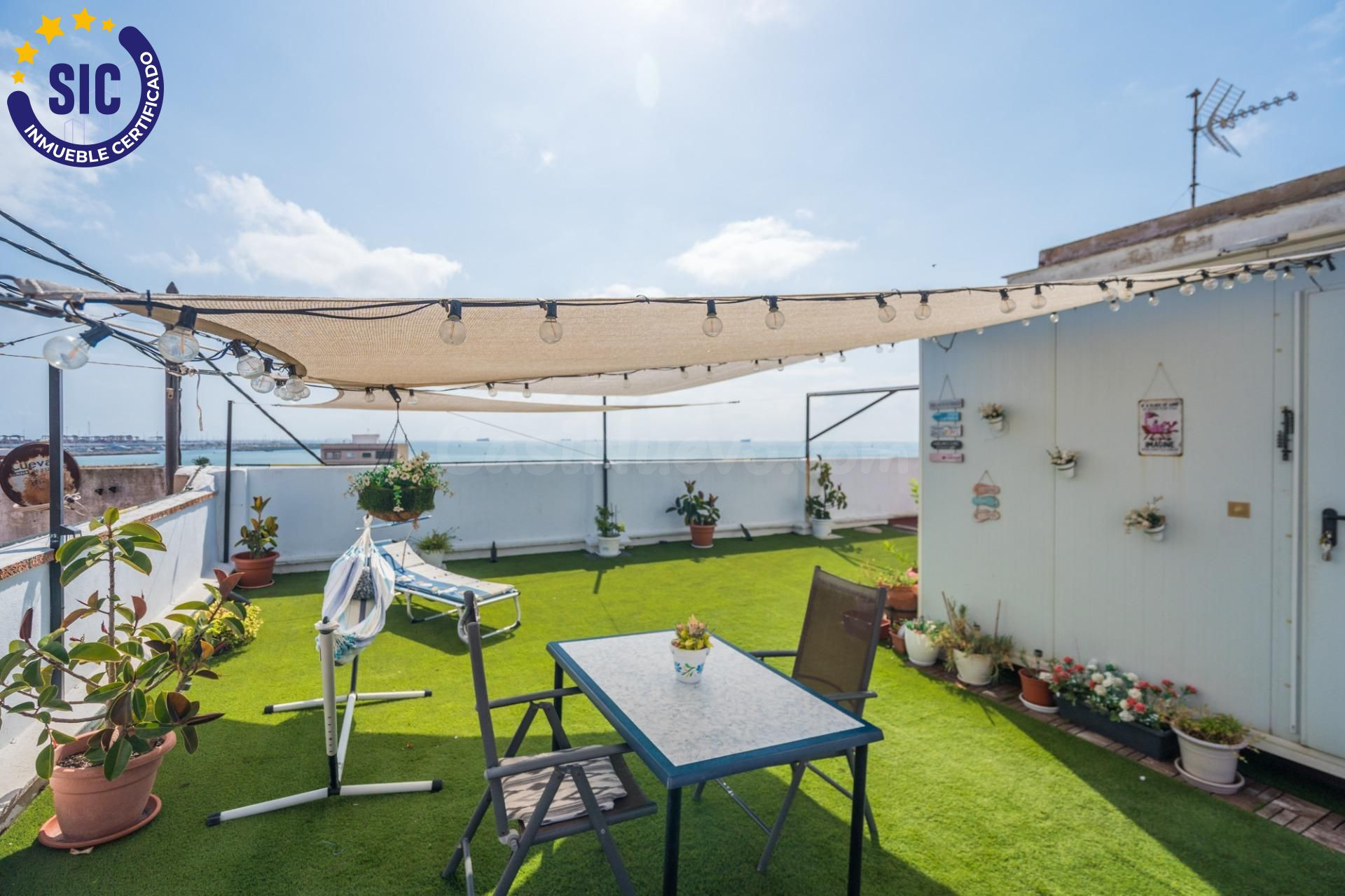 Vivir frente al Mediterráneo: espacio, luz y vistas en Pined
