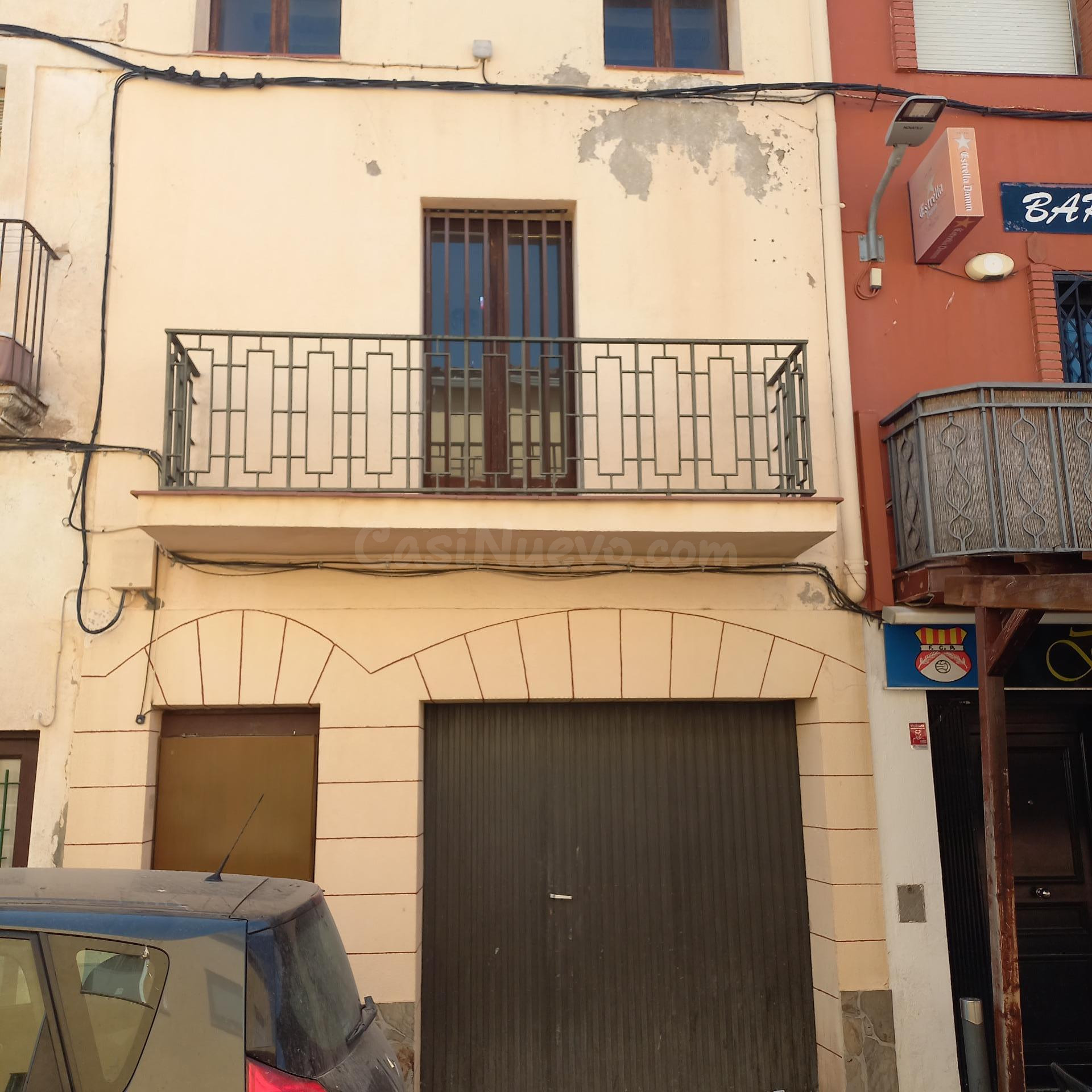Casa de pueblo con 5 hab y 2 baños.