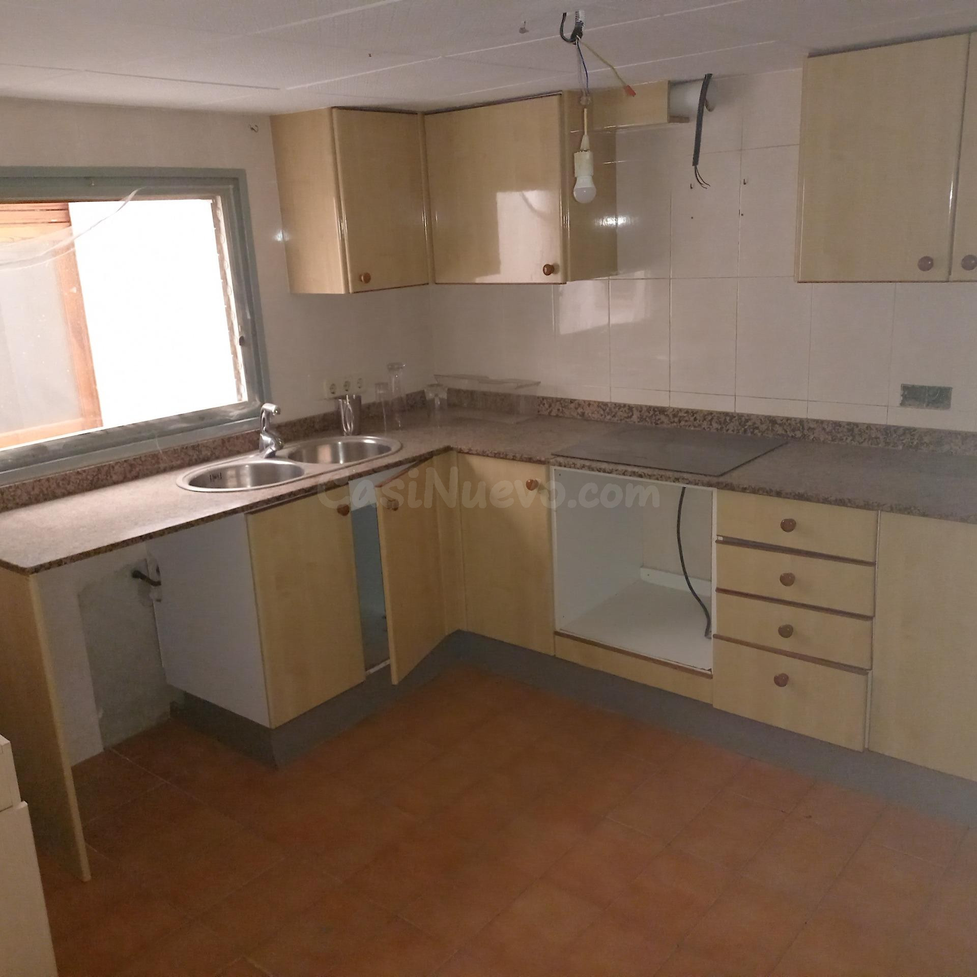 Casa de pueblo con 5 hab y 2 baños. - foto 2