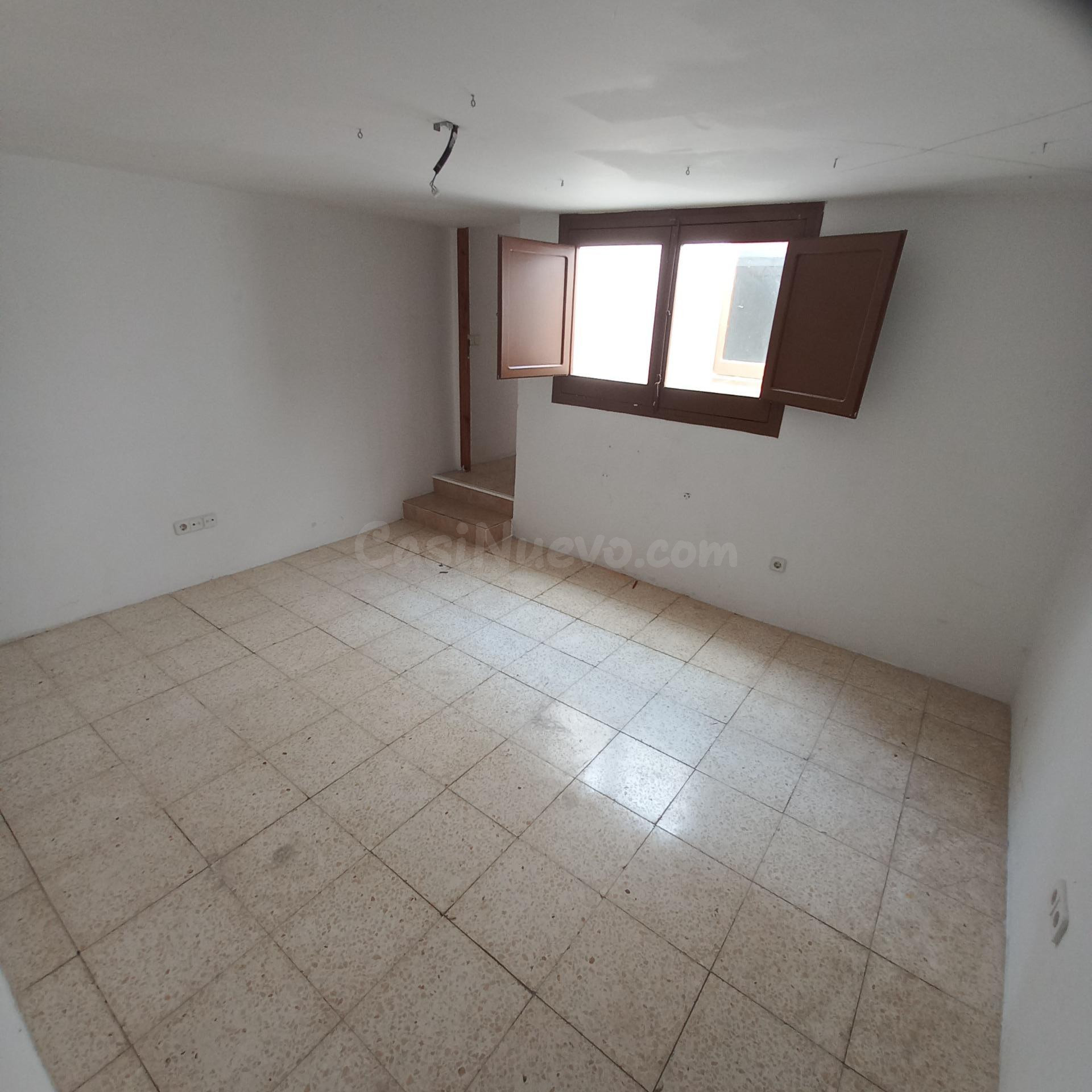 Casa de pueblo con 5 hab y 2 baños. - foto 4