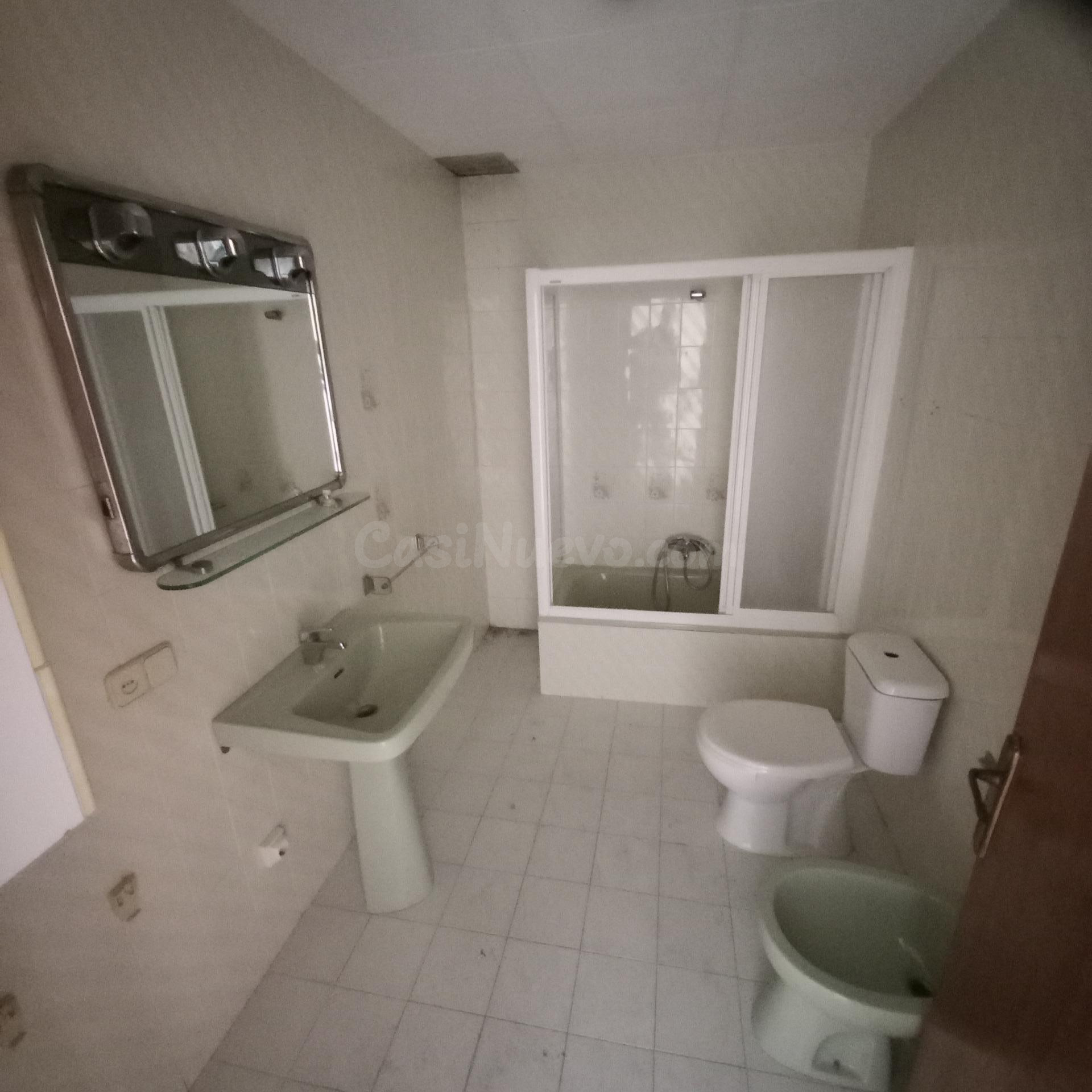 Casa de pueblo con 5 hab y 2 baños. - foto 5