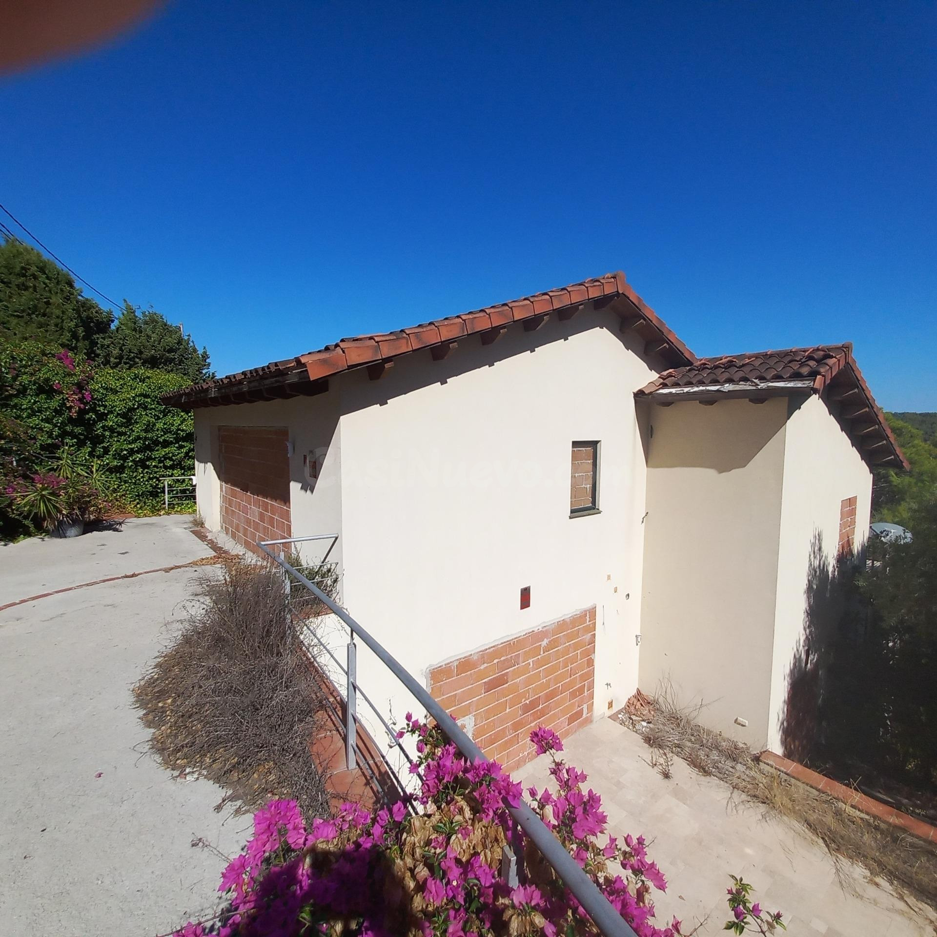 Gran casa con piscina.