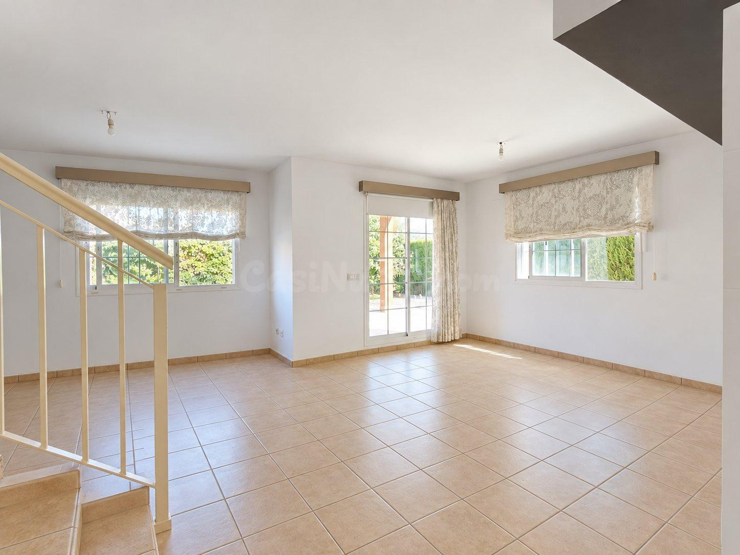 Chalet Pareado en Vista Calderona: Espacio y Comodidad cerca