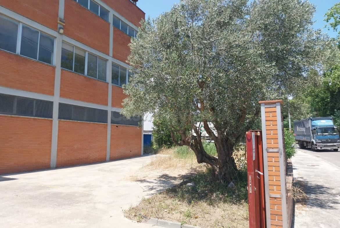Amplia nave de mas de 1000m2 en venta en Granollers - Polígo - foto 3
