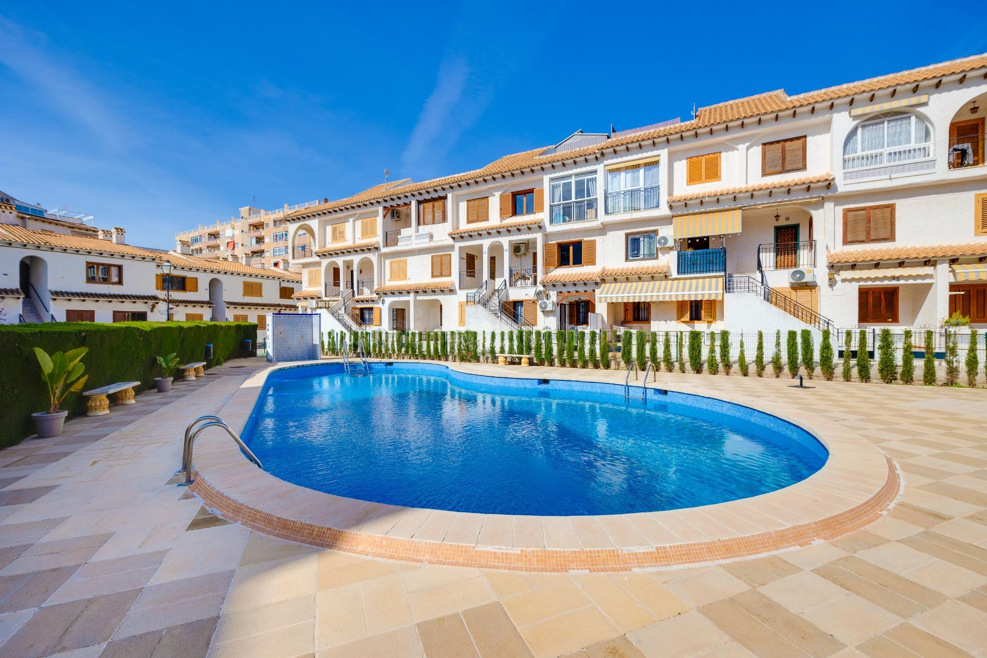 Bungalow de 3 dormitorios con piscina comunitaria en la play