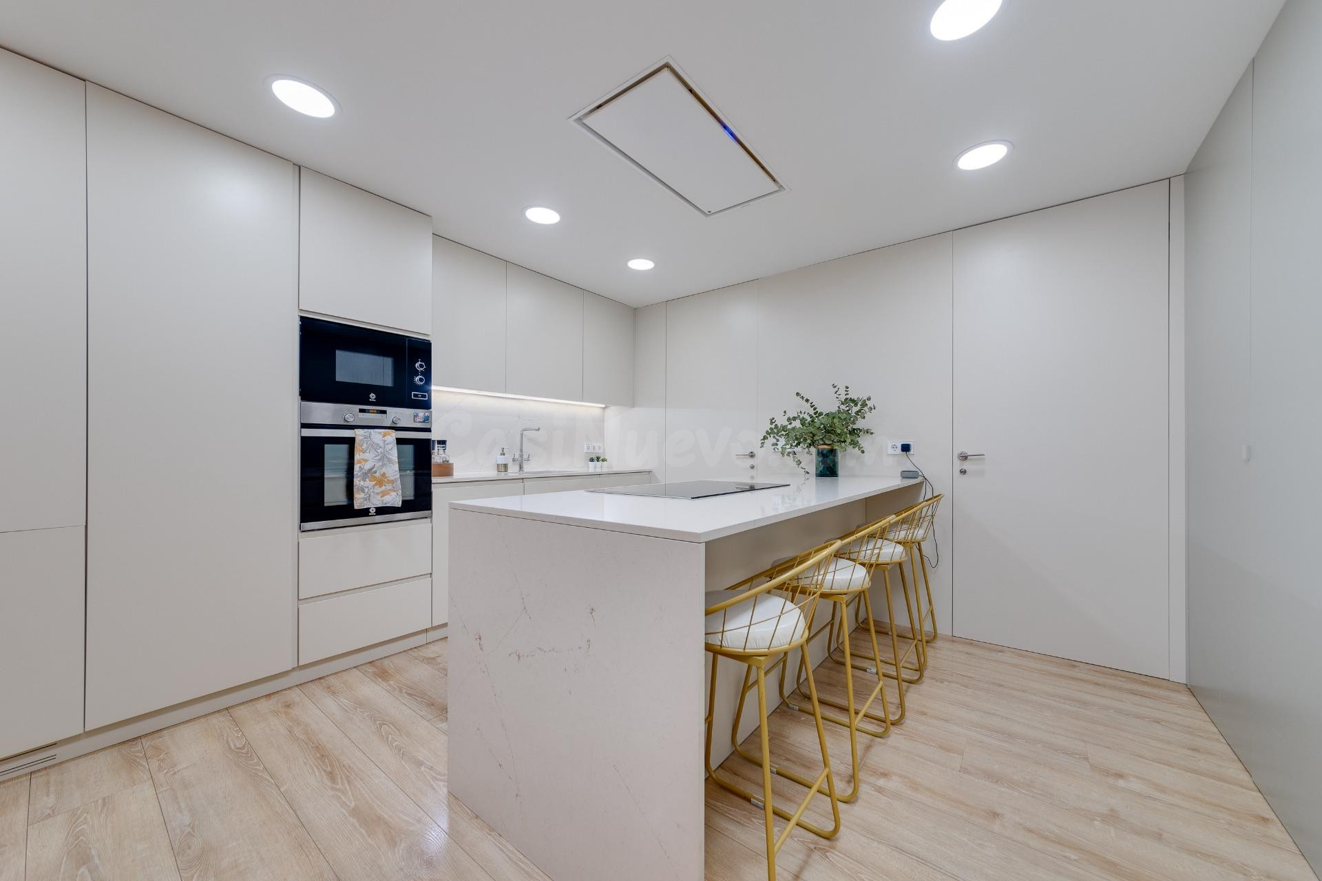EXCLUSIVA VIVIENDA DE 250M2 EN DOS PLANTAS, CENTRICA Y A 200 - foto 3