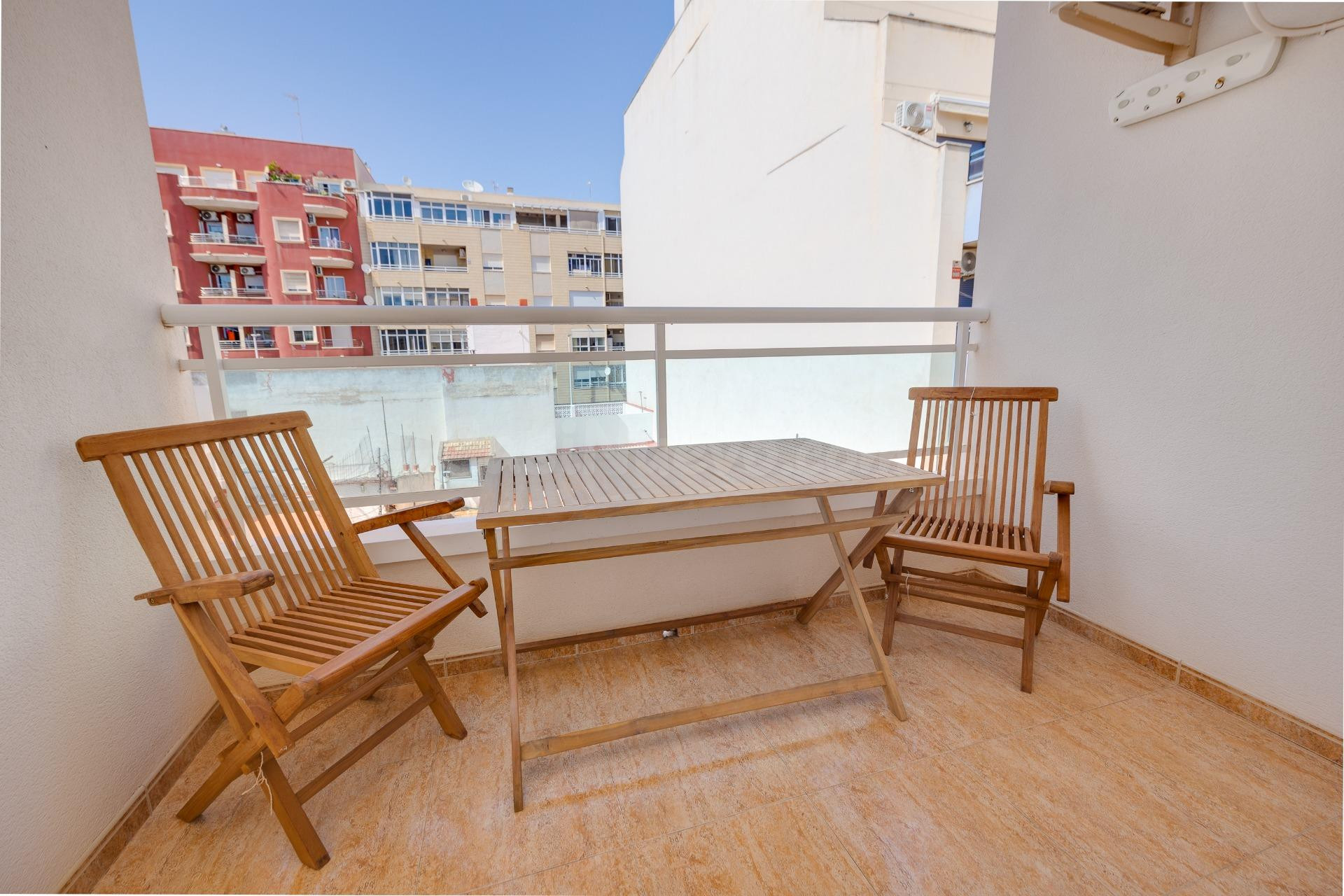 Apartamento de dos dormitorios con piscina comunitaria en el