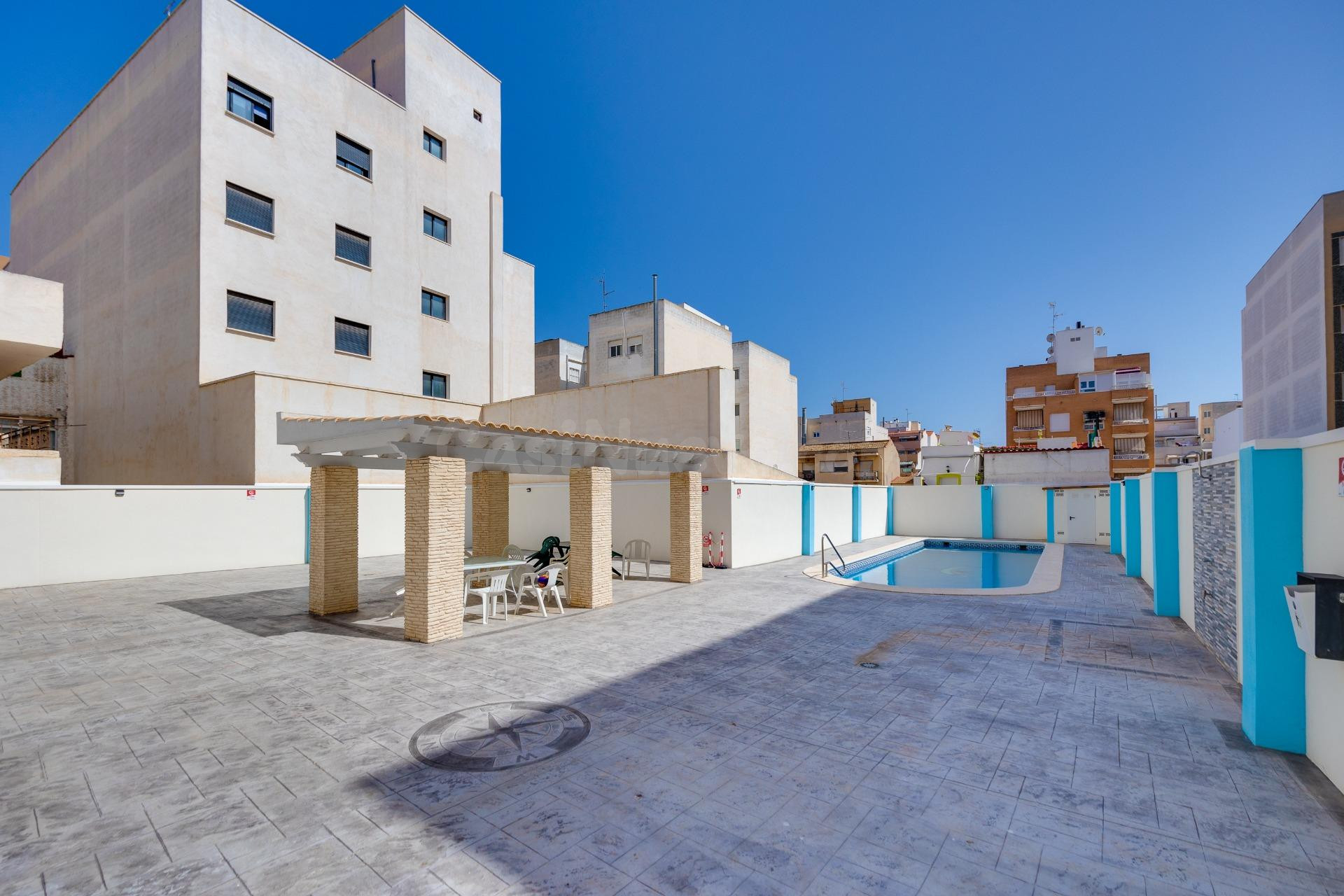 Apartamento de dos dormitorios con piscina comunitaria en el - foto 2