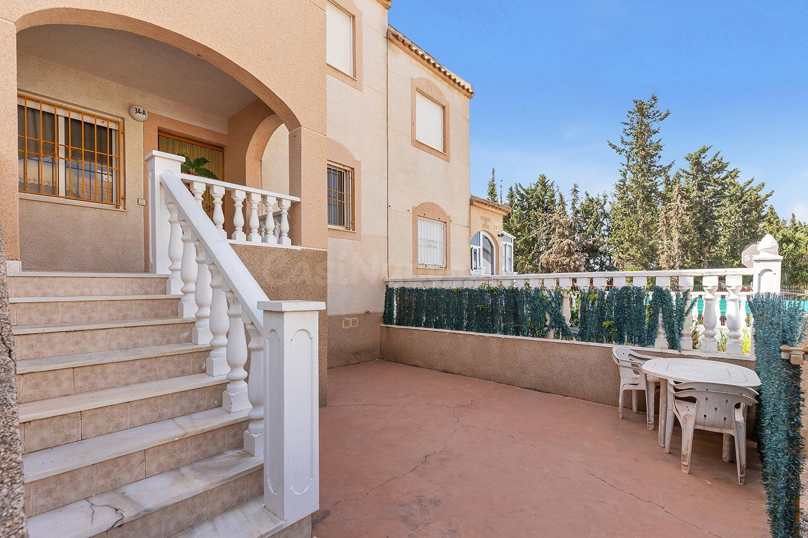 Bungalow planta baja con piscina y jardines en Los Balcones