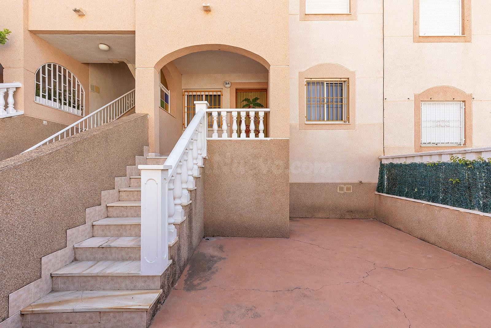 Bungalow planta baja con piscina y jardines en Los Balcones - foto 3