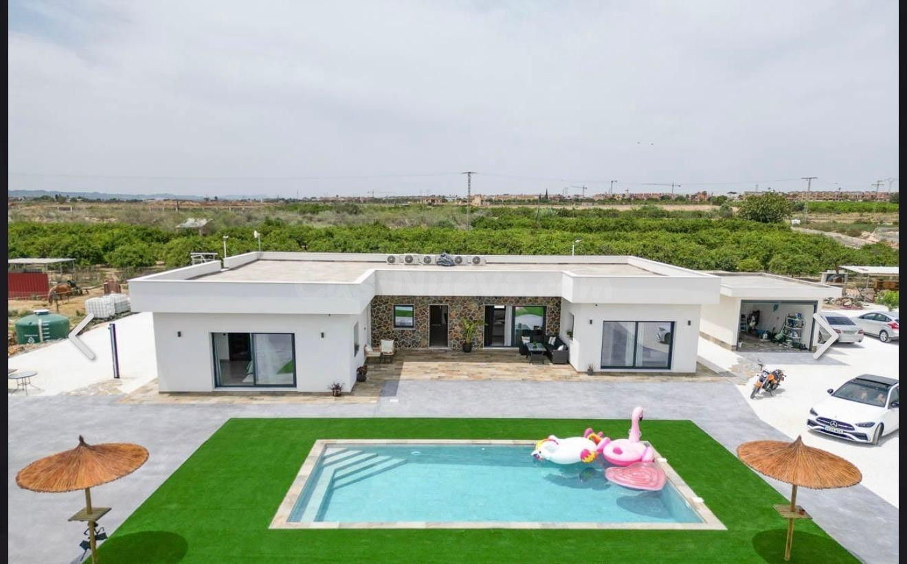Villa Minimalista de Vanguardia con 11.000 m2 de Parcela Pri