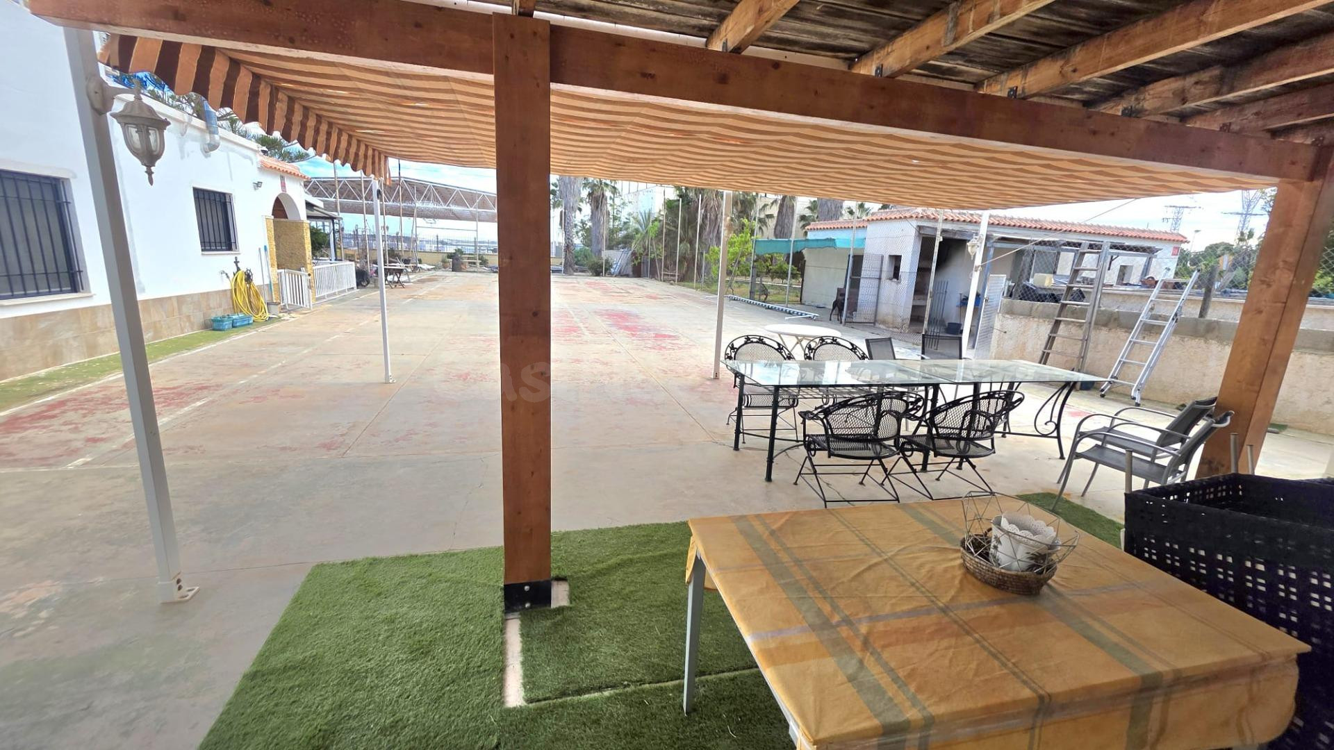 Finca de 5.000 m2 con 3 Viviendas Independientes, Piscina y 