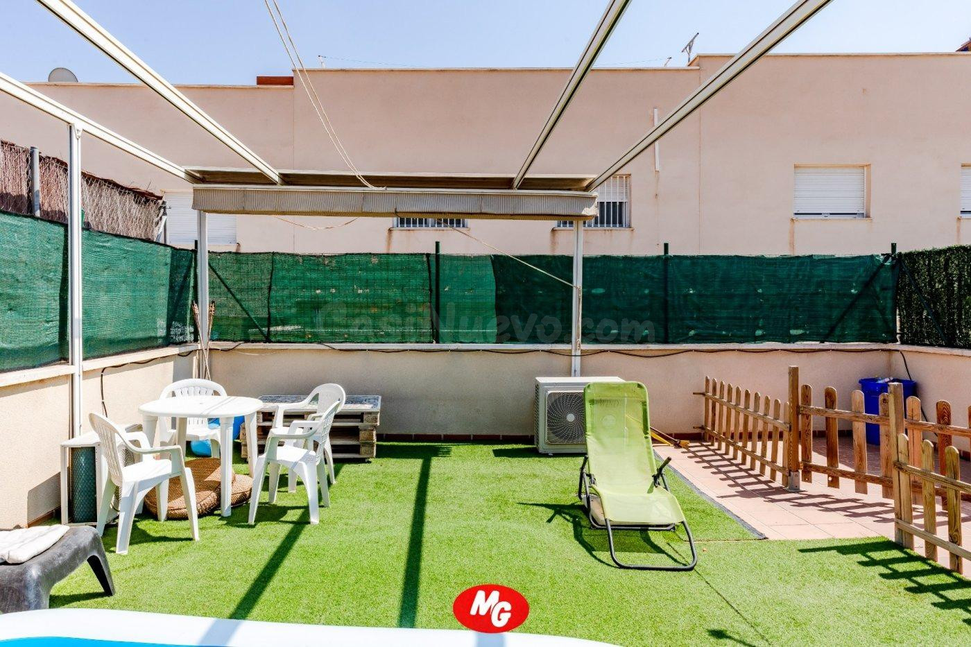 Amplio adosado de 214 m2 con solárium, patio privado y garaje doble en Huércal de Almería