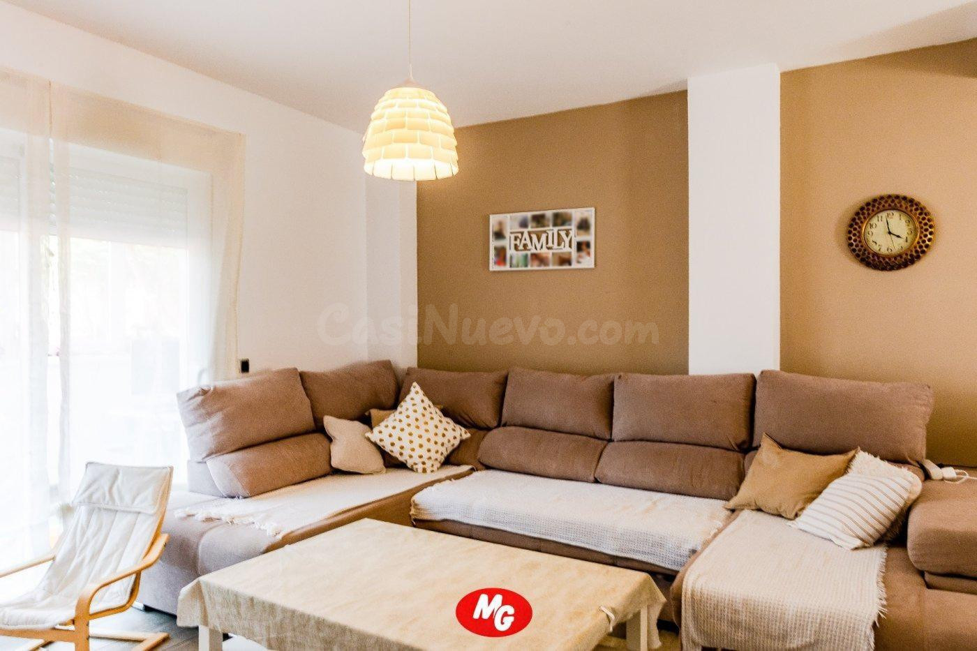 Amplio adosado de 214 m2 con solárium, patio privado y garaje doble en Huércal de Almería - foto 2