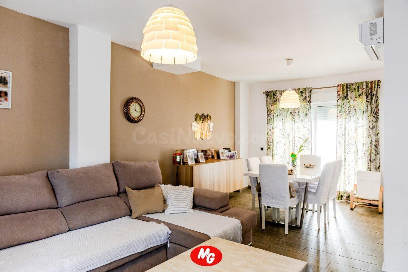 Amplio adosado de 214 m2 con solárium, patio privado y garaje doble en Huércal de Almería - foto 3