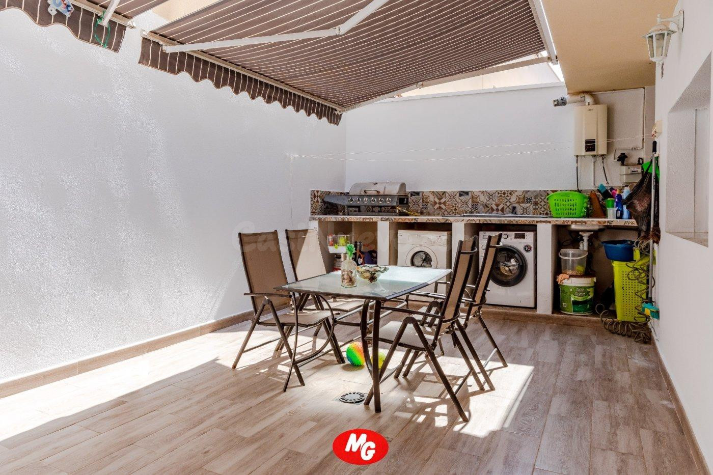 Amplio adosado de 214 m2 con solárium, patio privado y garaje doble en Huércal de Almería - foto 4