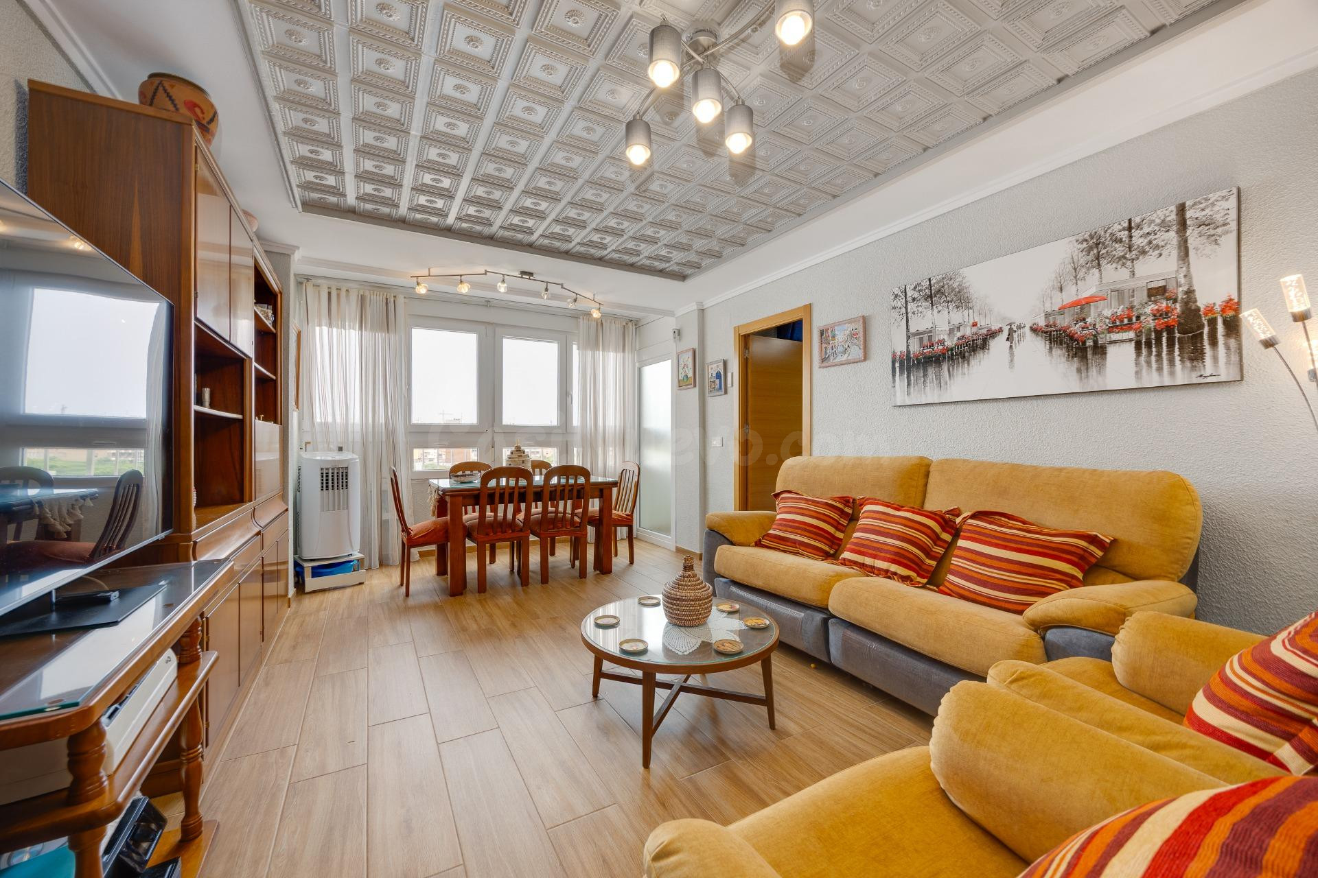 Apartamento reformado de 3 dormitorios y 2 baños a escasos 75 metros de la playa del acequión