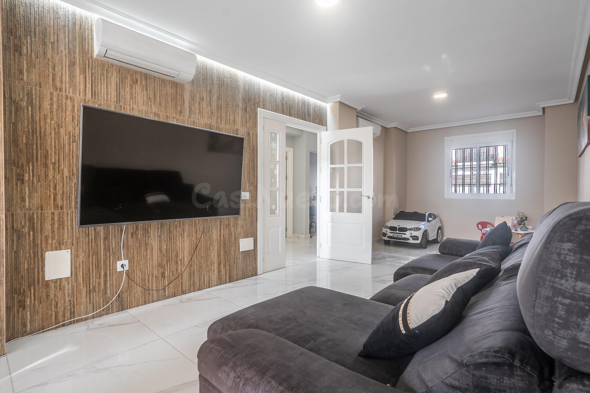 Espectacular tríplex reformado en Los Pinos con patio privado, sótano acondicionado y terraza