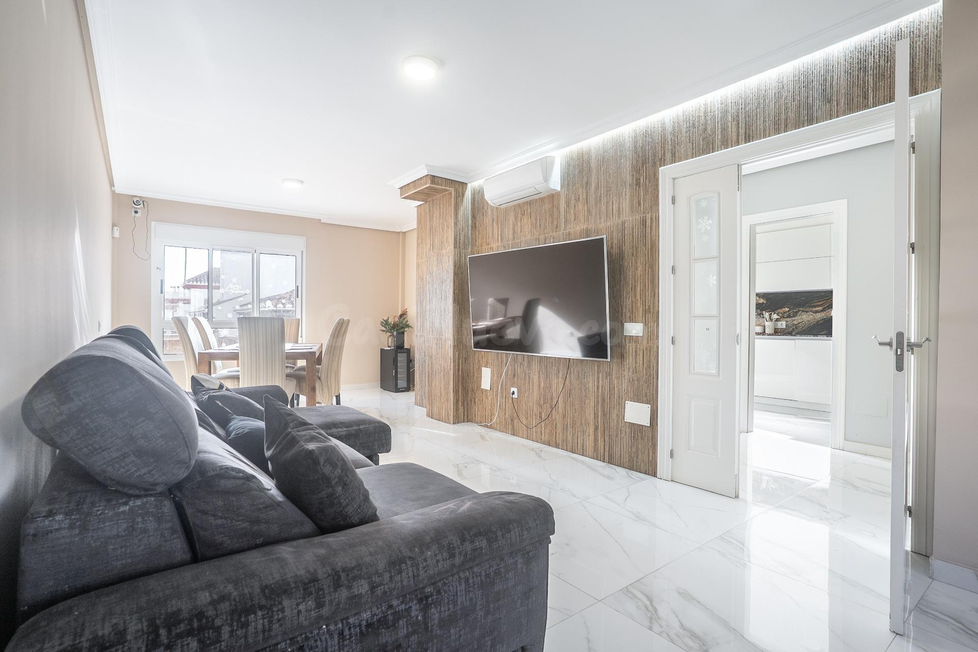 Espectacular tríplex reformado en Los Pinos con patio privado, sótano acondicionado y terraza - foto 2