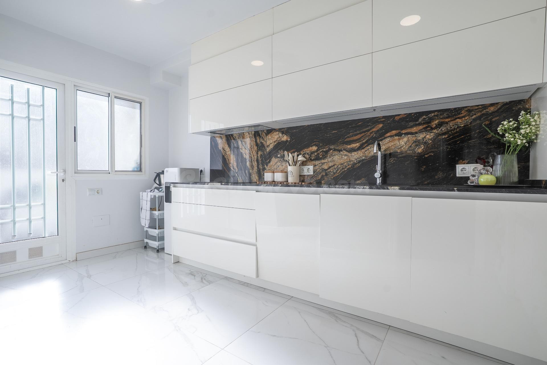 Espectacular tríplex reformado en Los Pinos con patio privado, sótano acondicionado y terraza - foto 4