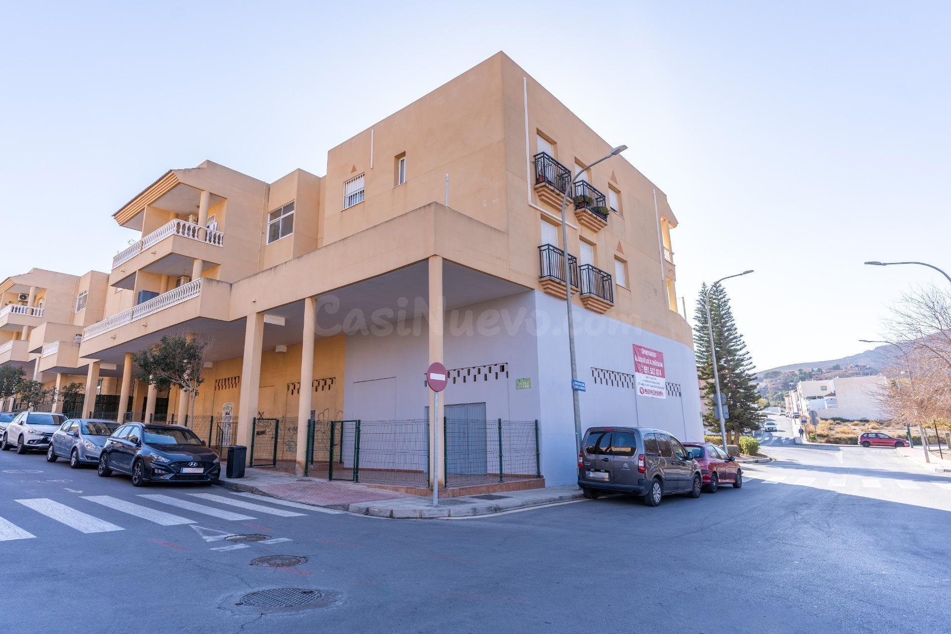 ALQUILER  - HUÉRCAL ALMERIA - LOCAL COMERCIAL EN ESQUINA 3 CALLES - 140 M2 - 5,65M ALTURA - CAPACIDAD DOBLAR