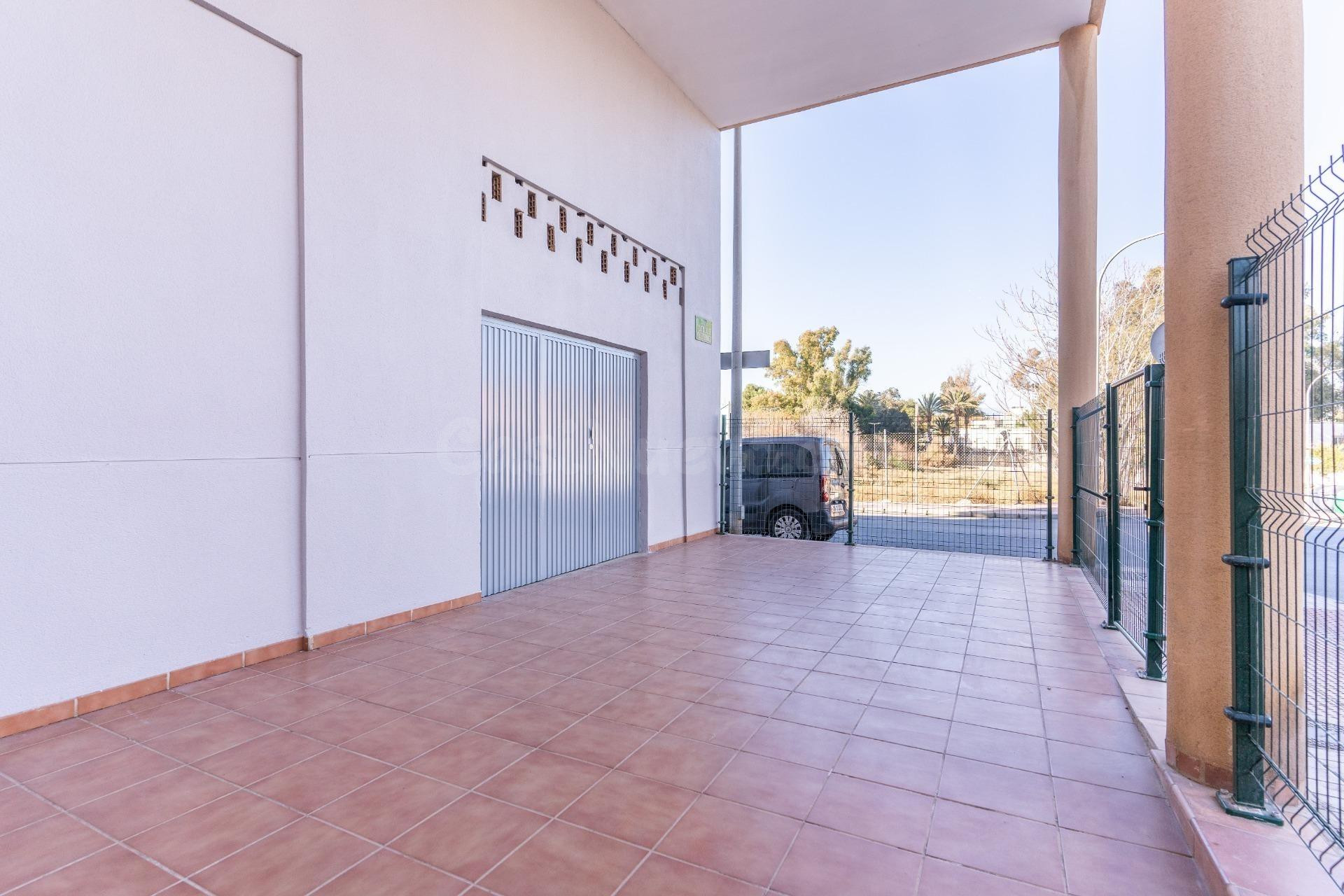 ALQUILER  - HUÉRCAL ALMERIA - LOCAL COMERCIAL EN ESQUINA 3 CALLES - 140 M2 - 5,65M ALTURA - CAPACIDAD DOBLAR - foto 4