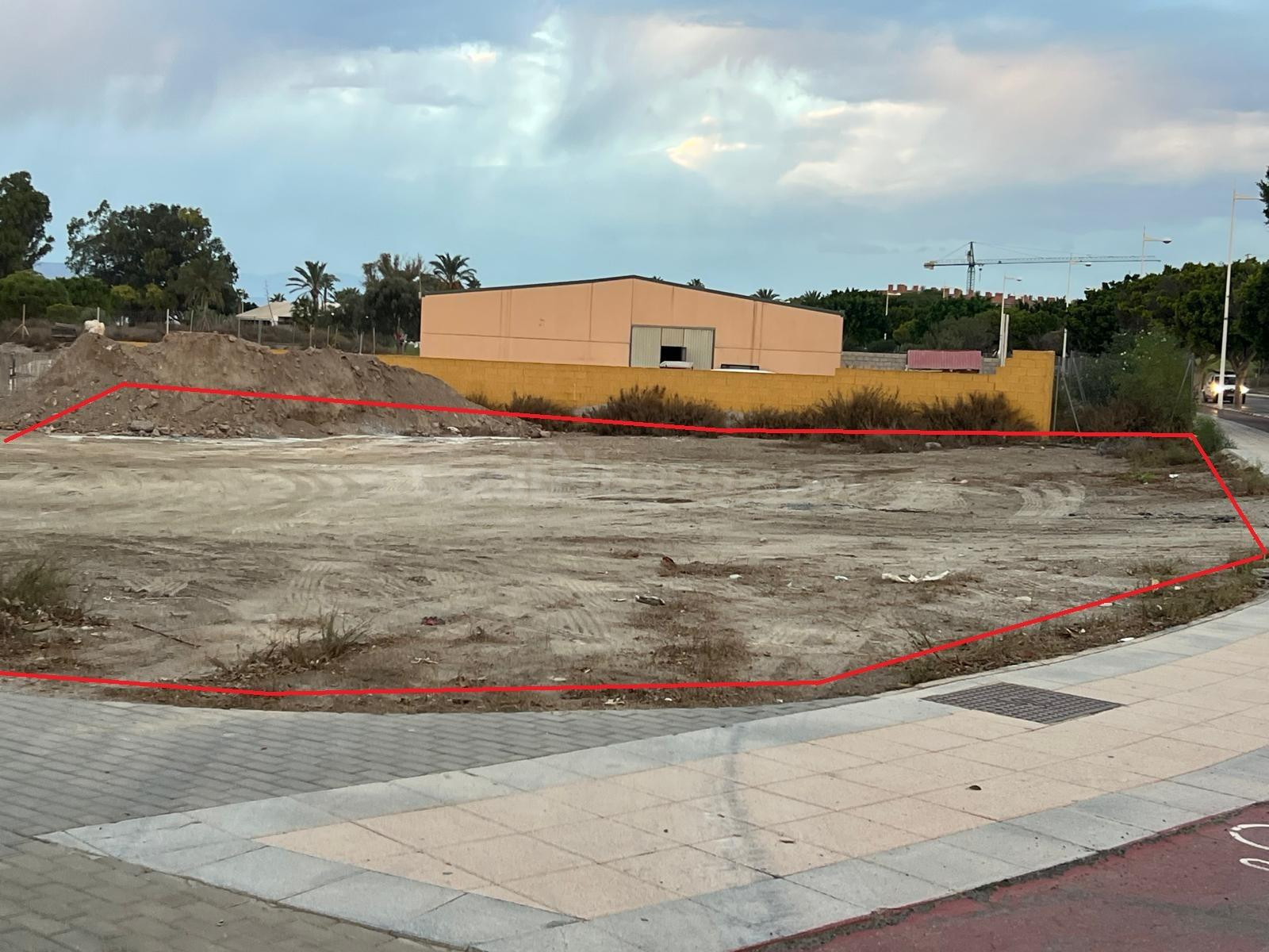 Exclusiva parcela en esquina de 849 m2 junto al Golf de El T - foto 2