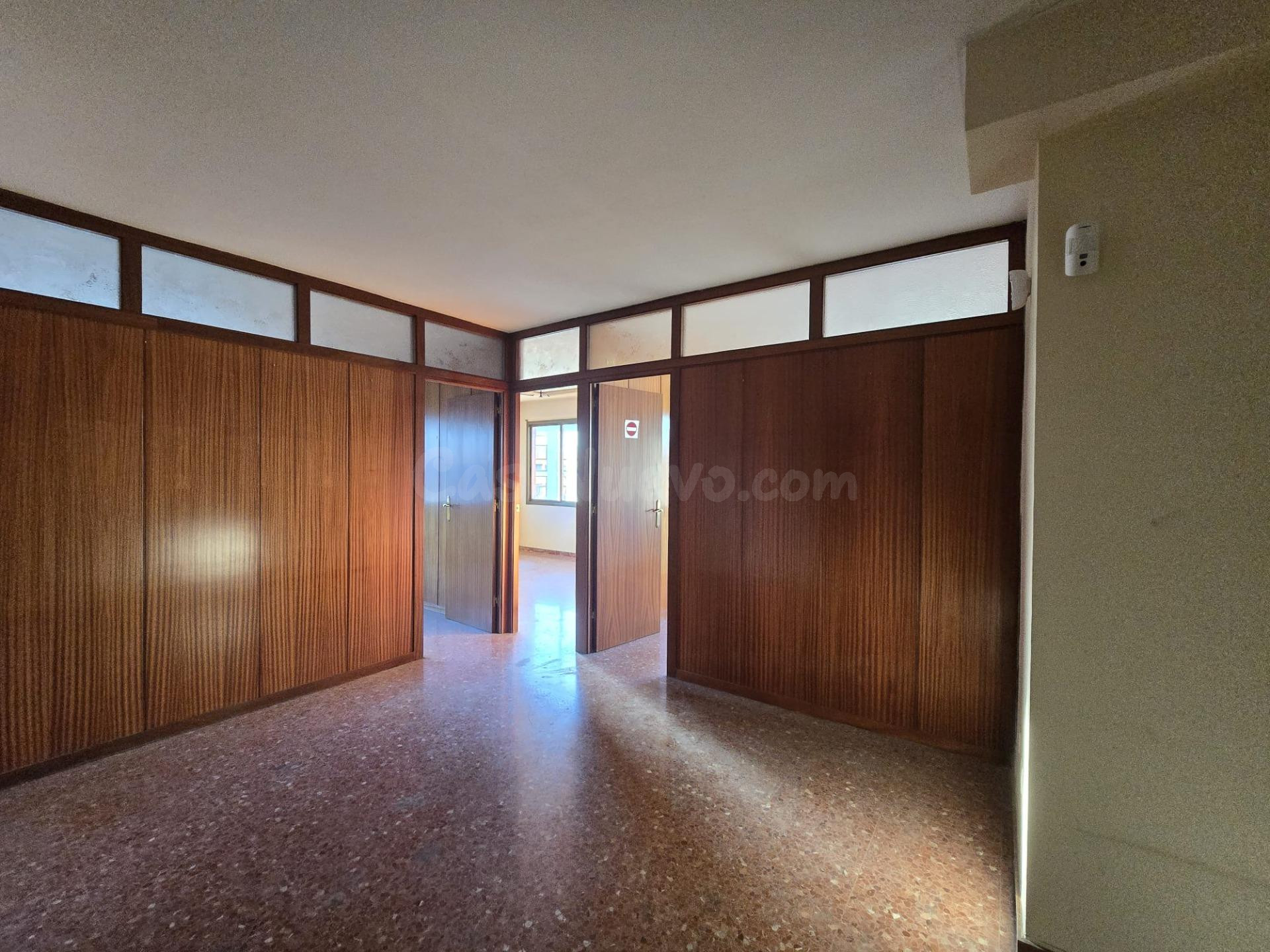 OFICINA A LA VENTA CON PLAZA DE GARAJE - foto 2