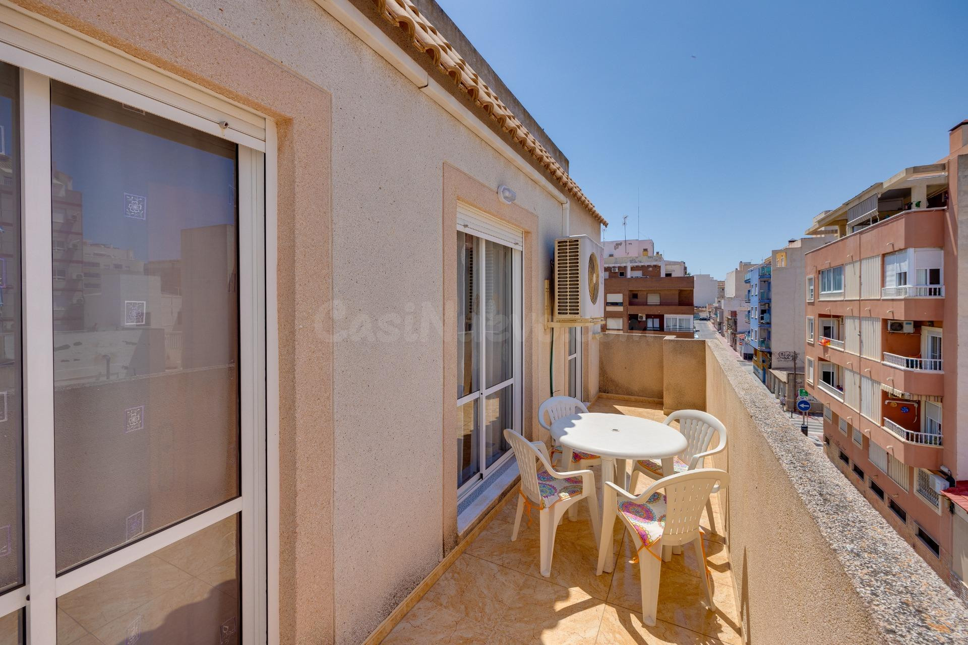 Atico de 3 Dormitorios en Residencial con Piscina en Torrevieja