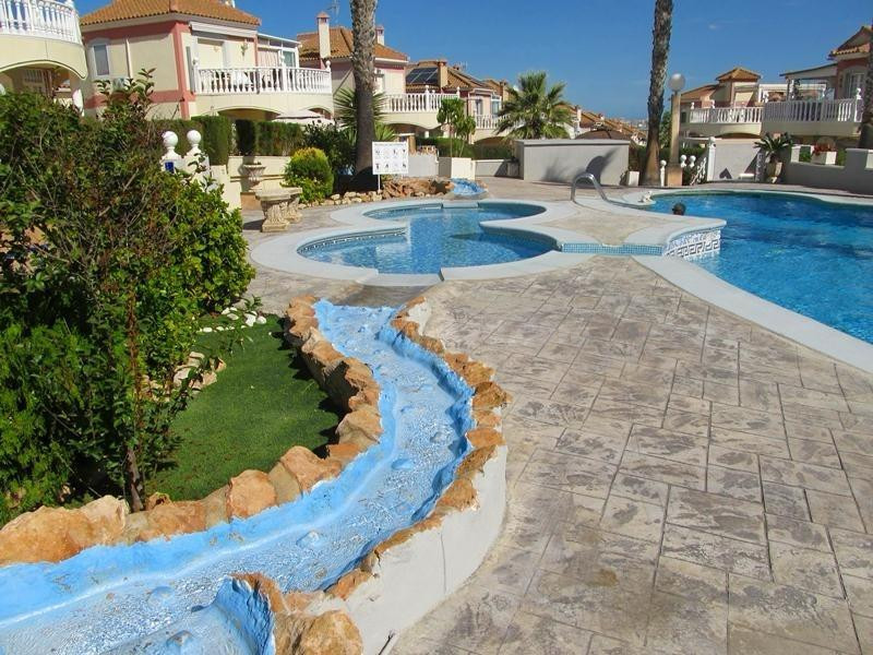 TOREVIEJA ESPECTACULAR CHALET 3 HABS SUR 325.000€