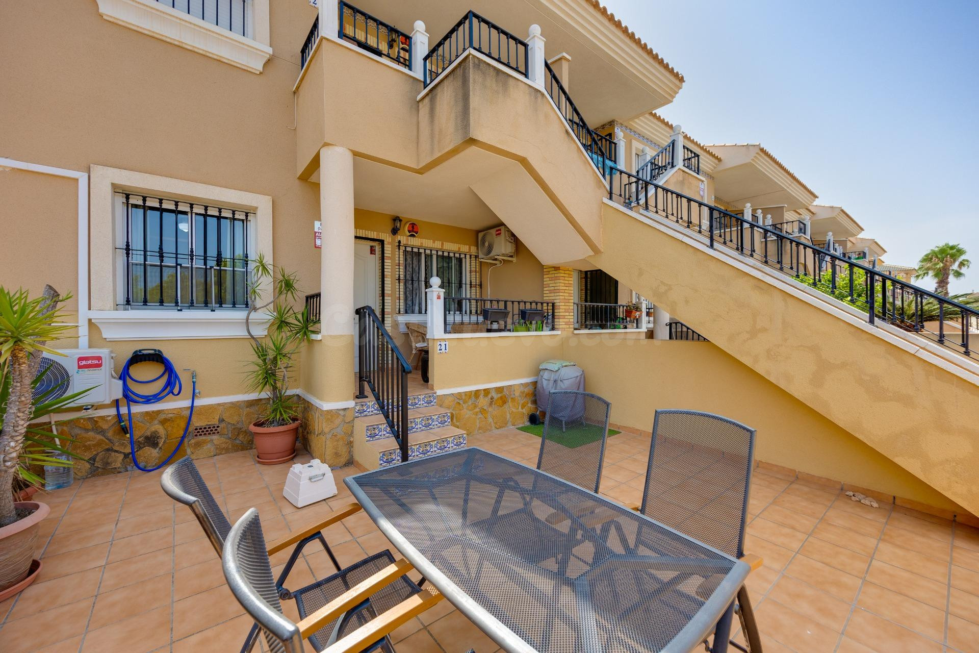 Bungalow de dos dormitorios y piscina comunitaria en Orihuel