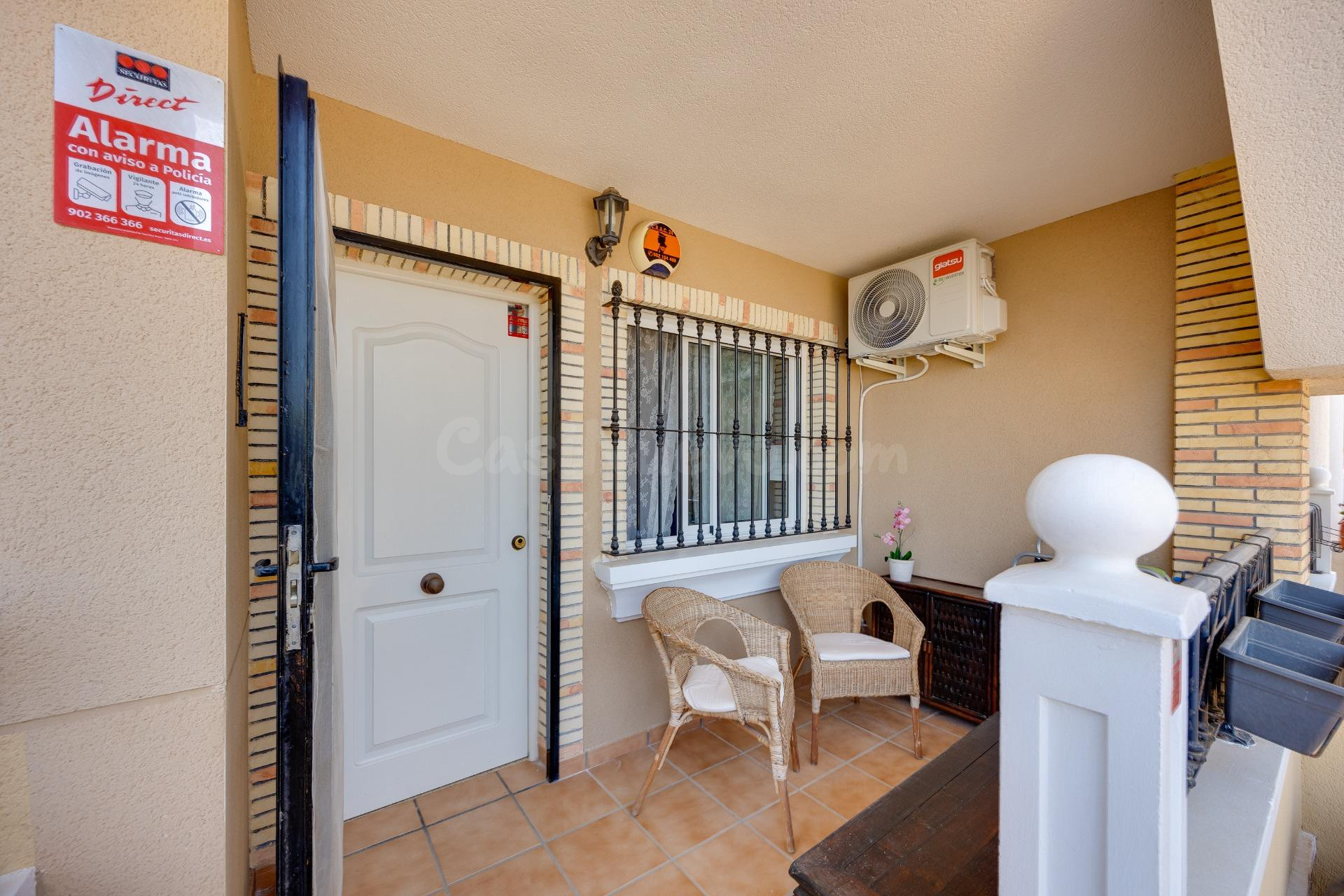 Bungalow de dos dormitorios y piscina comunitaria en Orihuel - foto 2