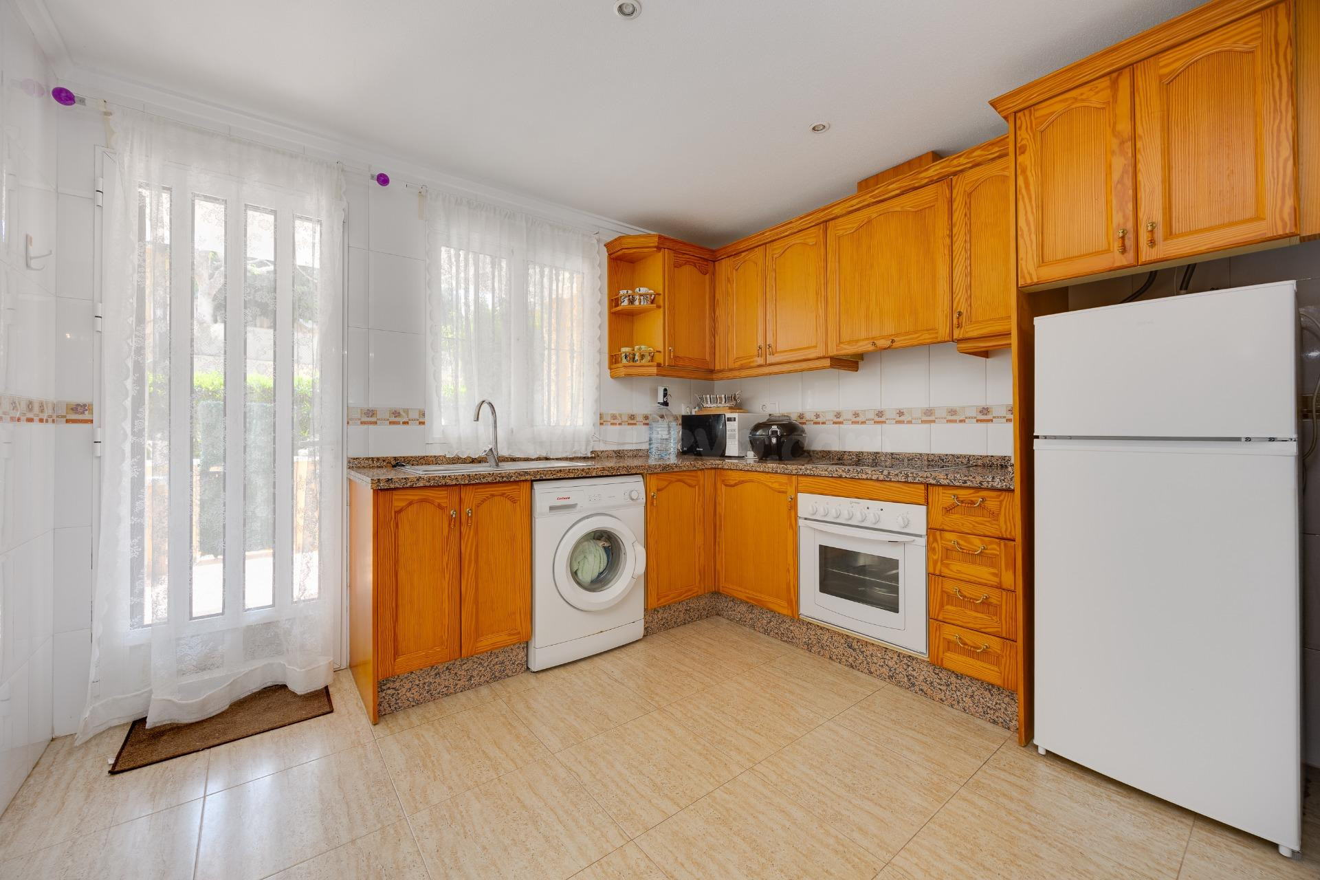 Bungalow de dos dormitorios y piscina comunitaria en Orihuel - foto 4