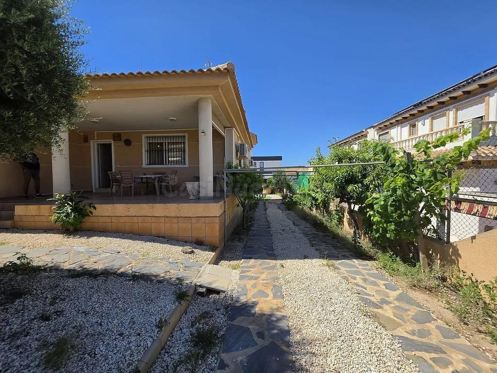 AGUAS NUEVAS, CHALETH EN VENTA...430M2 PARCELA 3 HABS 2 BAÑOS 425.000€
