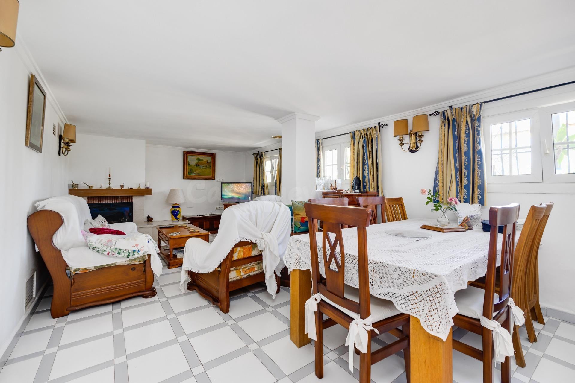 Villa de Gran Escala con 7 Dormitorios y Parcela de 1.800 m2 - foto 5
