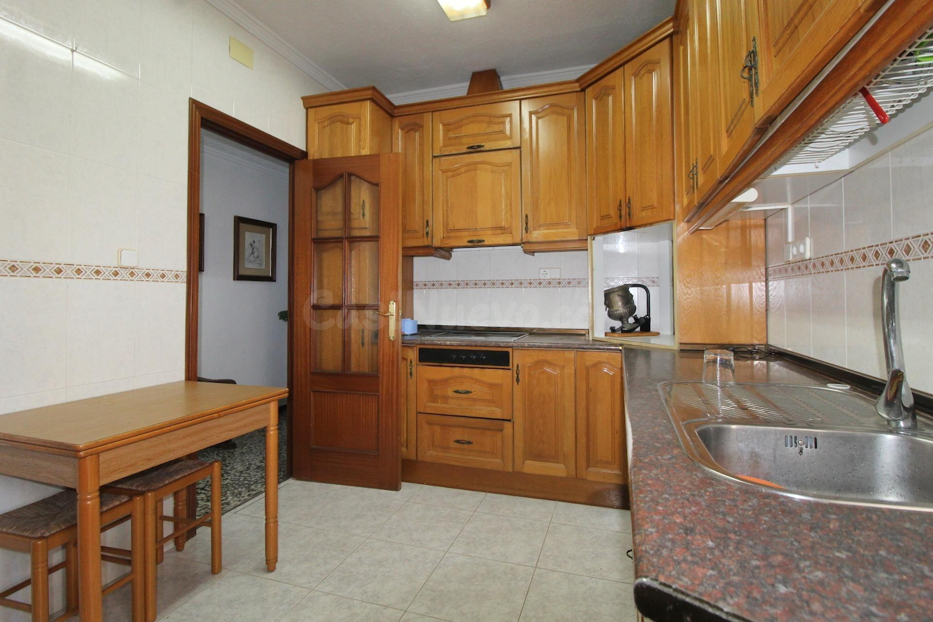 Gran piso en el centro de Torrevieja con 4 dormitorios a 900